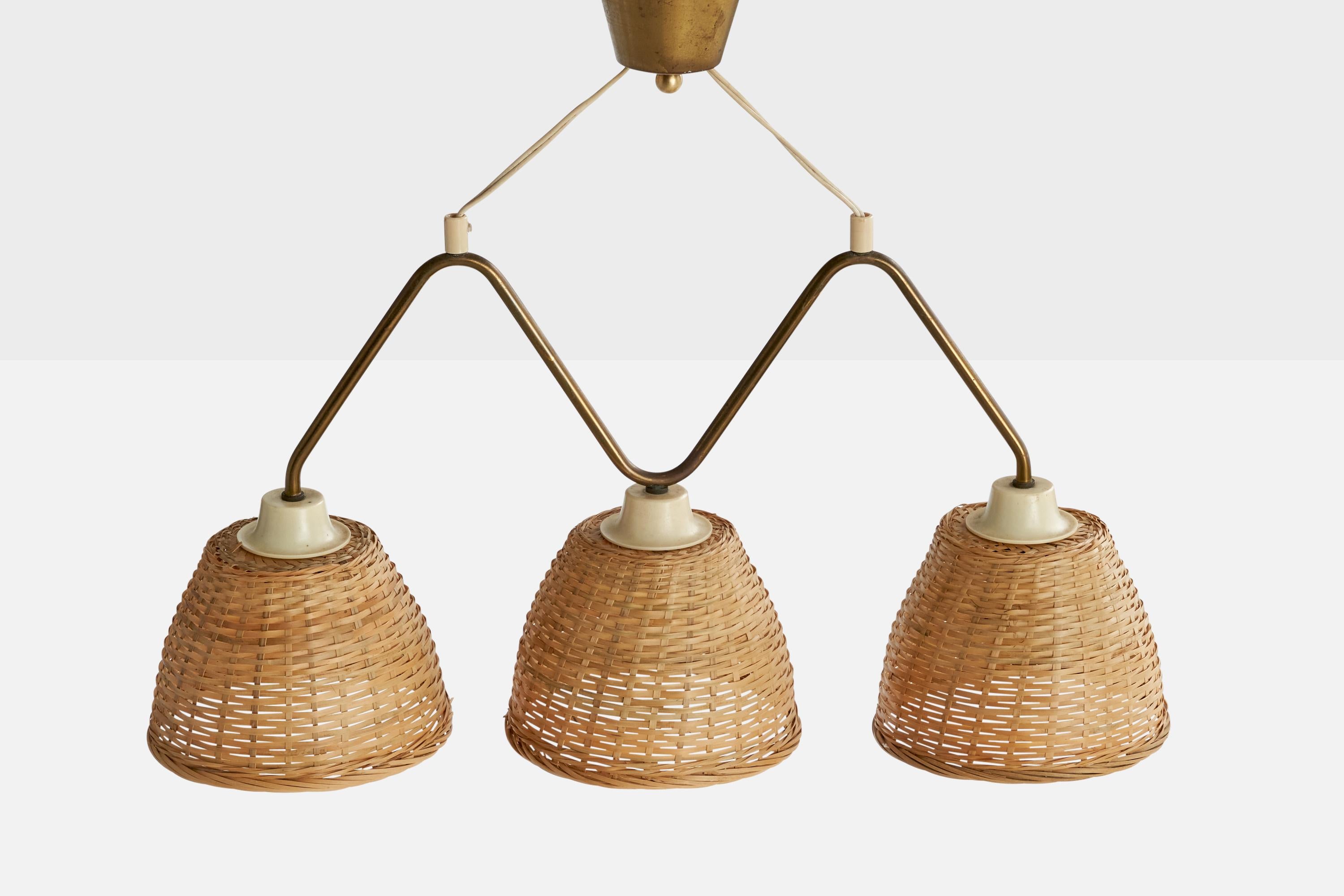 Suédois Lustre de designer suédois, en laiton et rotin, Suède, années 1950 en vente
