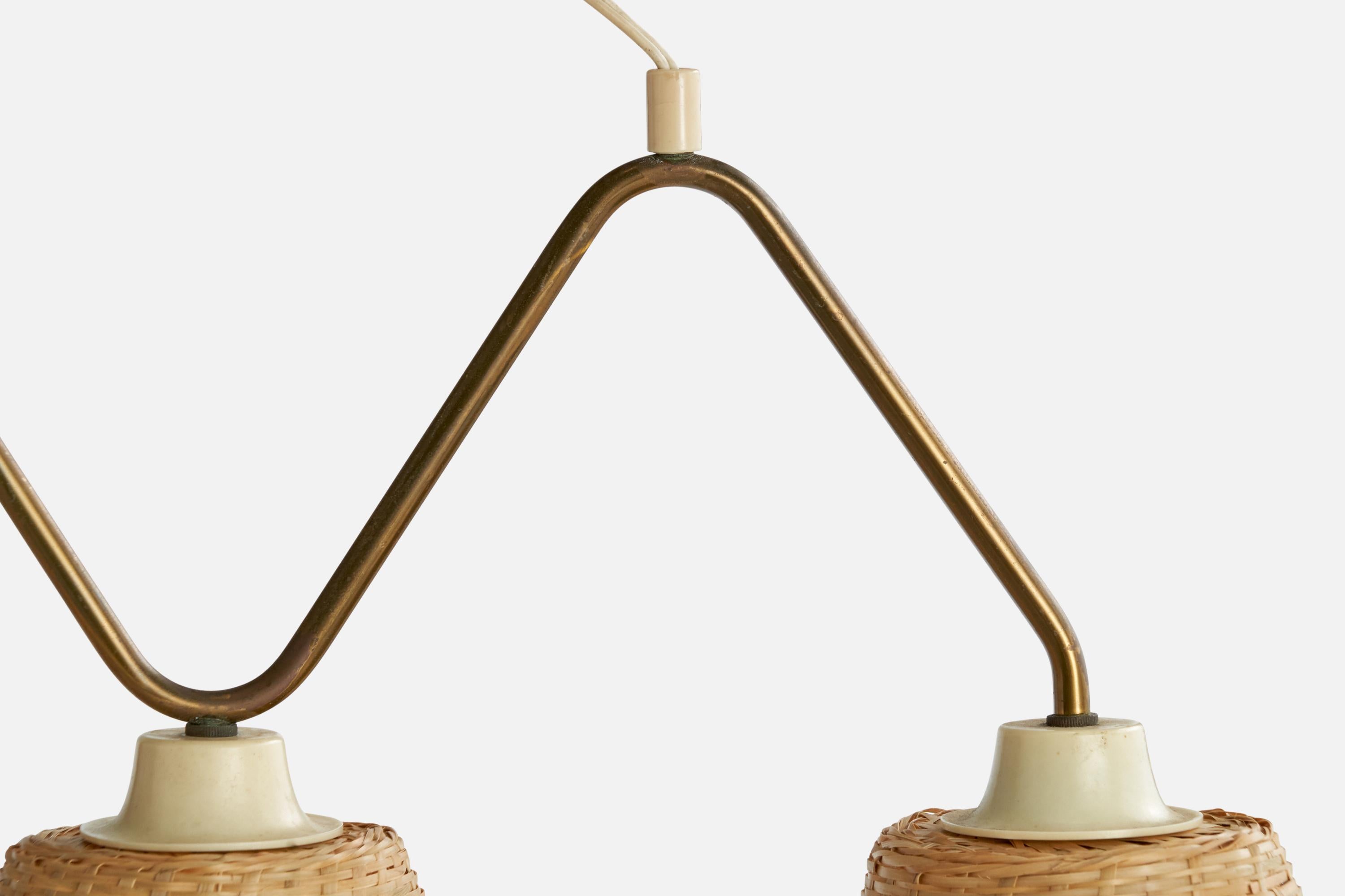 Laiton Lustre de designer suédois, en laiton et rotin, Suède, années 1950 en vente
