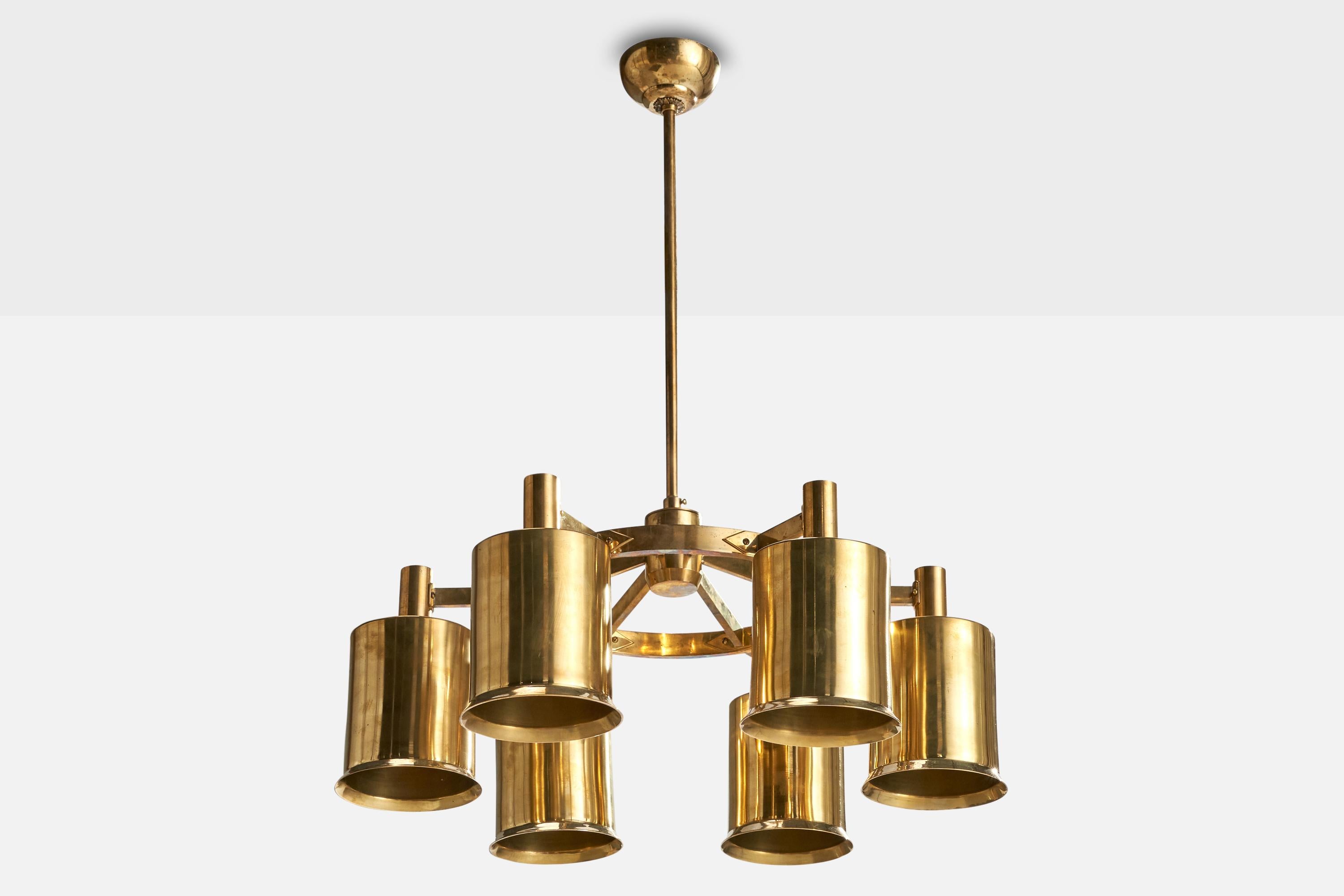 Lustre en laiton conçu et produit en Suède, c. années 1960.

Dimensions globales (pouces) : 31.5