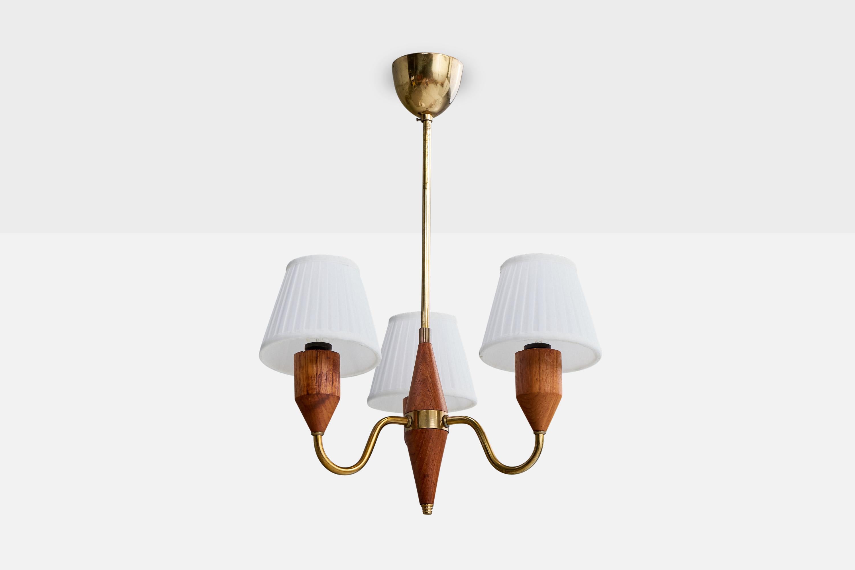 Lustre en laiton, teck et tissu blanc conçu et produit en Suède, c.C. 1950.

Présence d'oxydation sur le laiton

Usure correspondant à l'âge et à l'usage.

Dimensions globales (pouces) : 20.5 