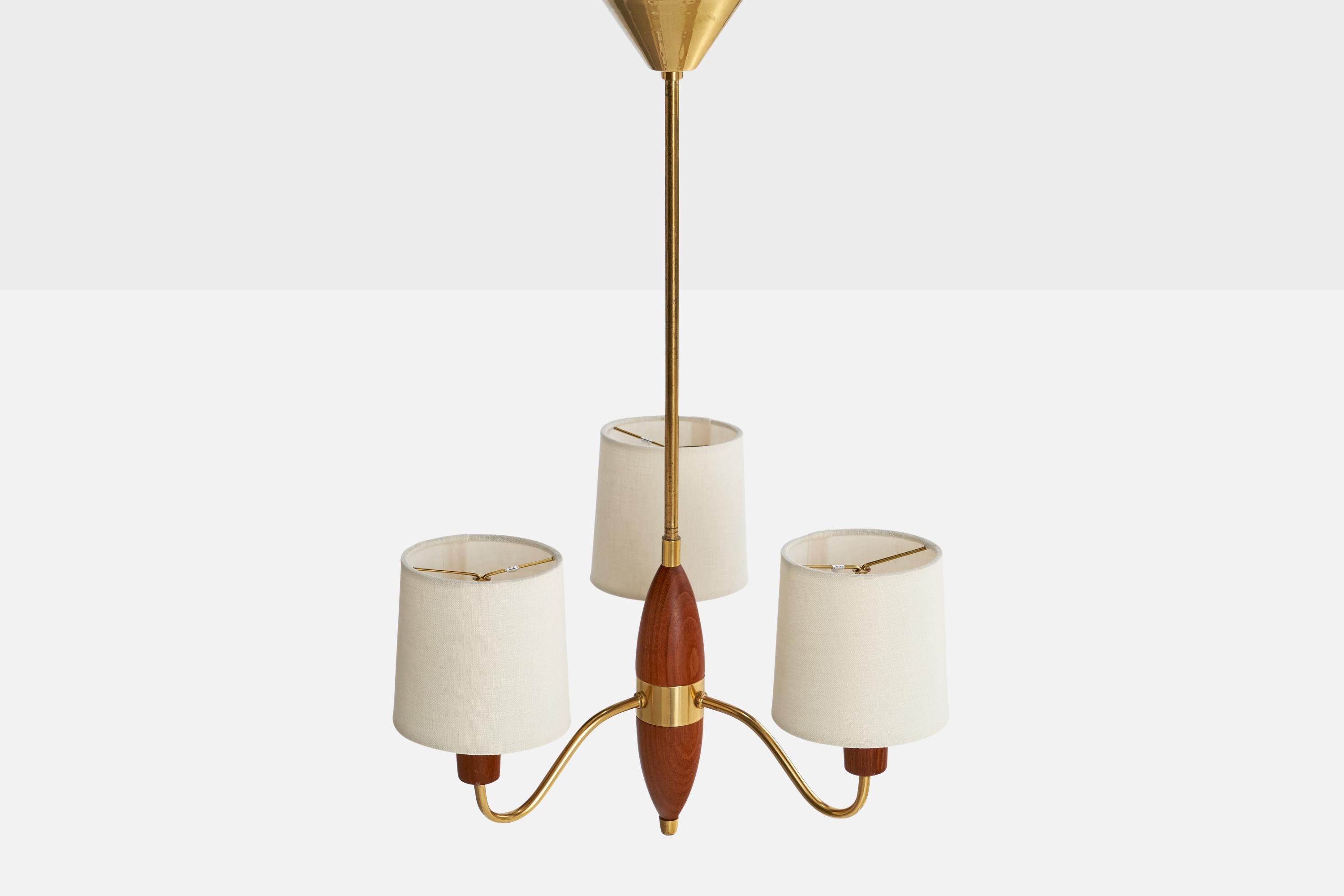 Schwedischer Designer, Kronleuchter, Messing, Teakholz, Stoff, Schweden, 1950er Jahre im Zustand „Gut“ im Angebot in High Point, NC