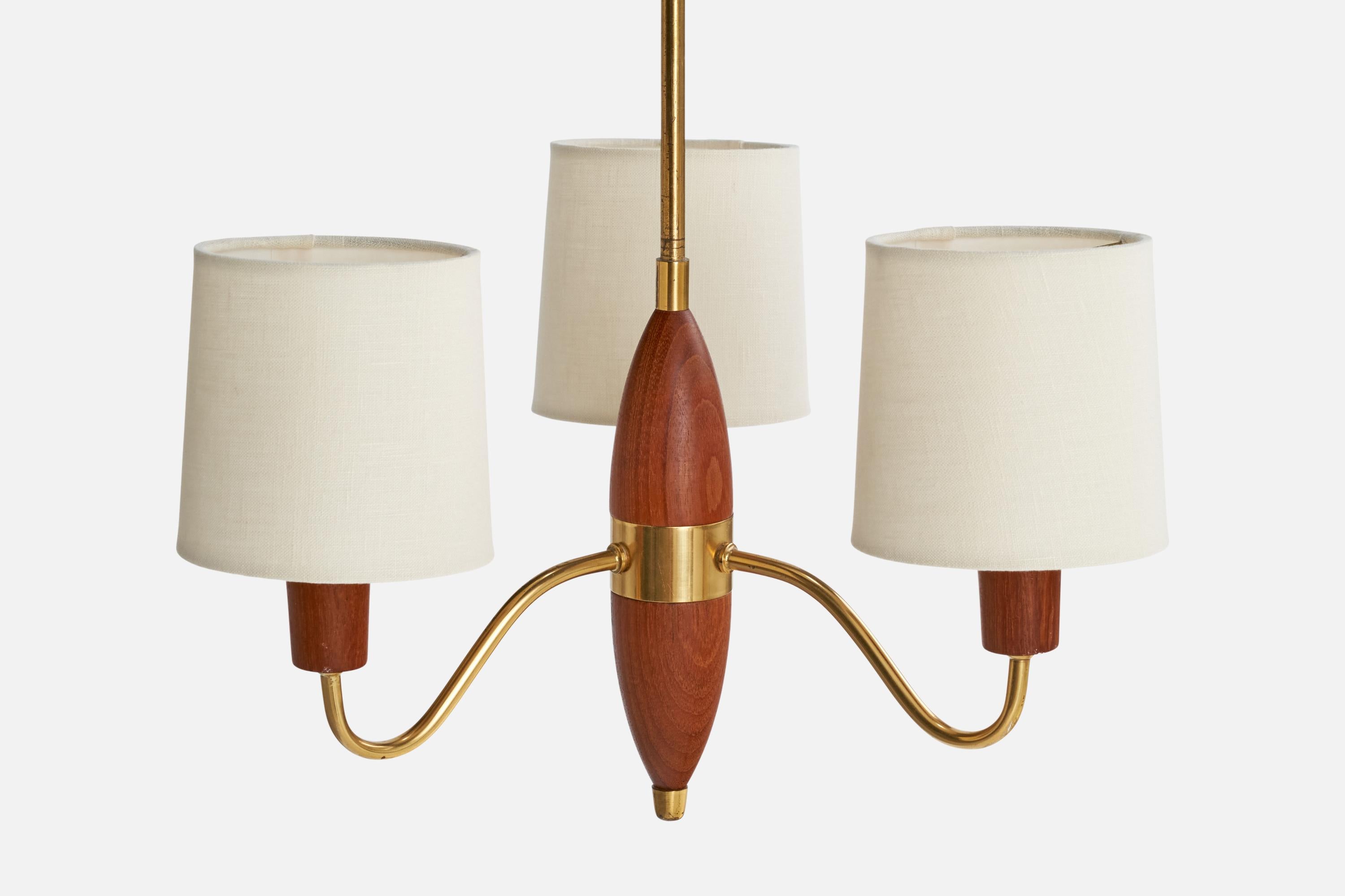 Schwedischer Designer, Kronleuchter, Messing, Teakholz, Stoff, Schweden, 1950er Jahre (Mitte des 20. Jahrhunderts) im Angebot