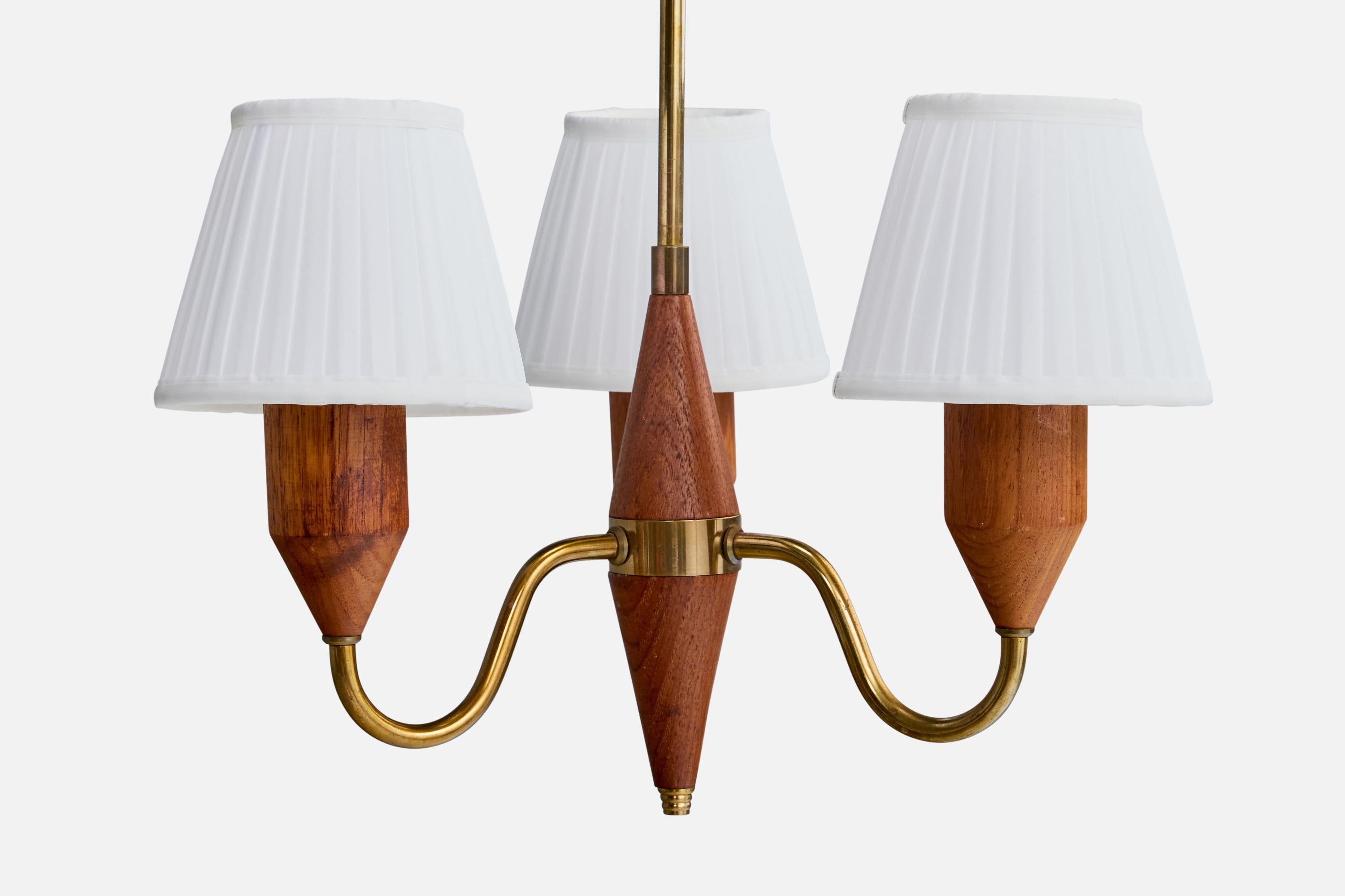 Designer suédois, lustre, laiton, teck, tissu, Suède, années 1950 Bon état - En vente à High Point, NC