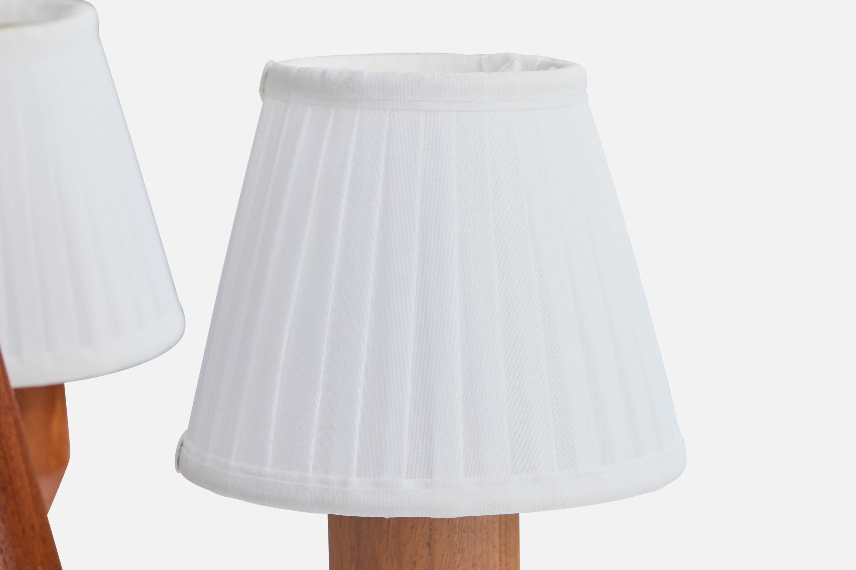 Laiton Designer suédois, lustre, laiton, teck, tissu, Suède, années 1950 en vente