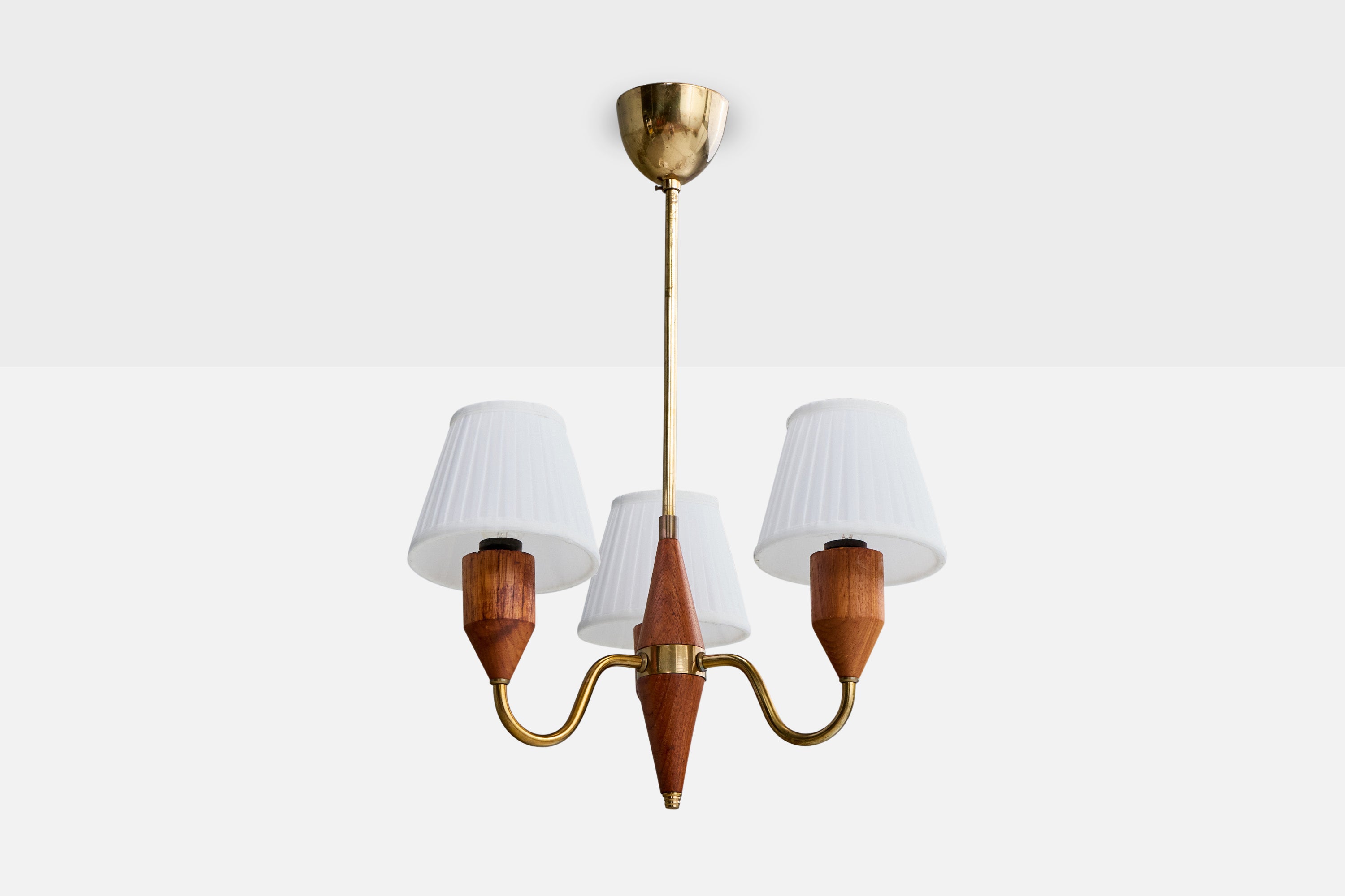 Designer suédois, lustre, laiton, teck, tissu, Suède, années 1950 en vente