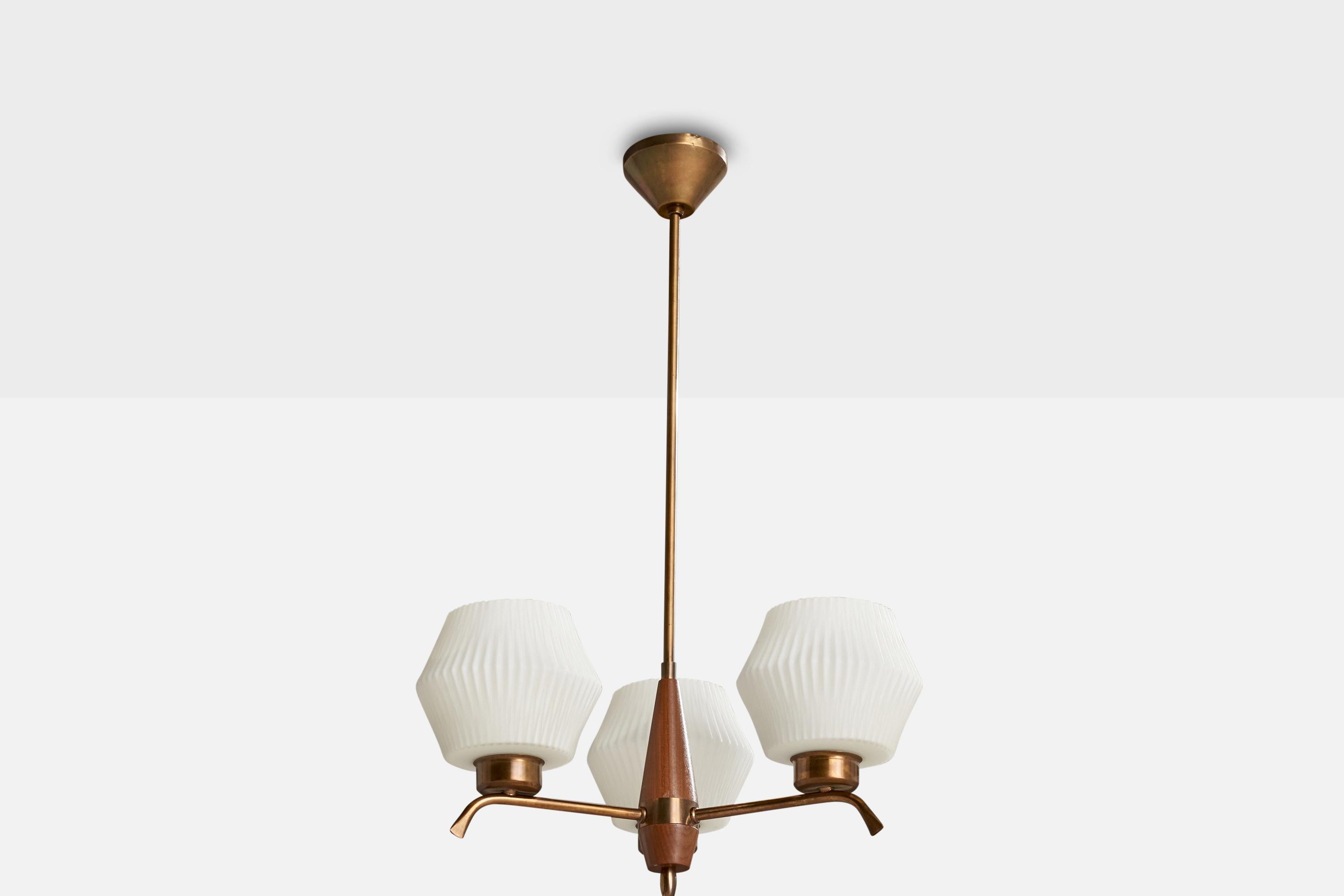 Lampadario in ottone, teak e vetro opalino progettato e prodotto in Svezia, anni '50 circa.

Dimensioni complessive (pollici): 28,25