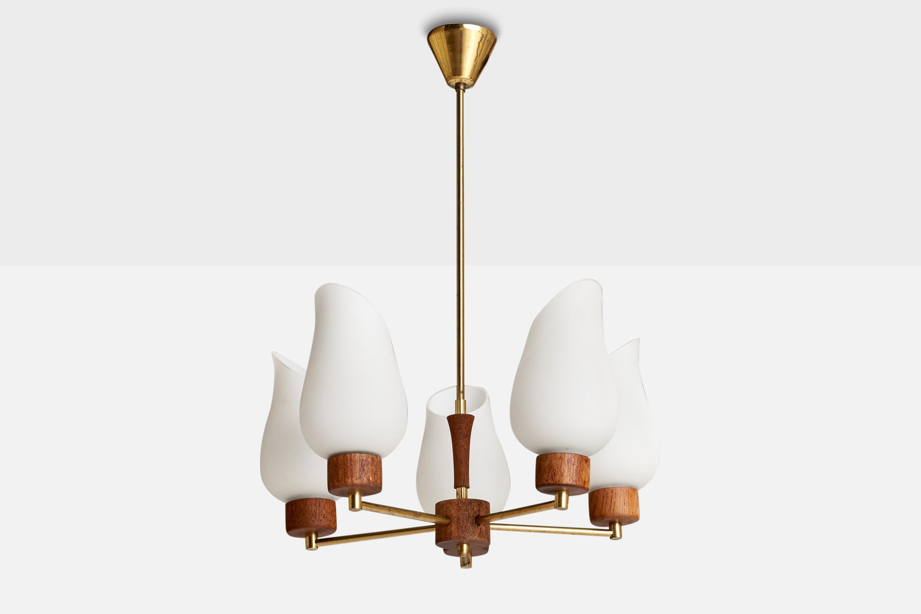 Lustre en laiton, teck et verre opalin conçu et produit en Suède, c.1950.

Dimensions globales (pouces) : 26
