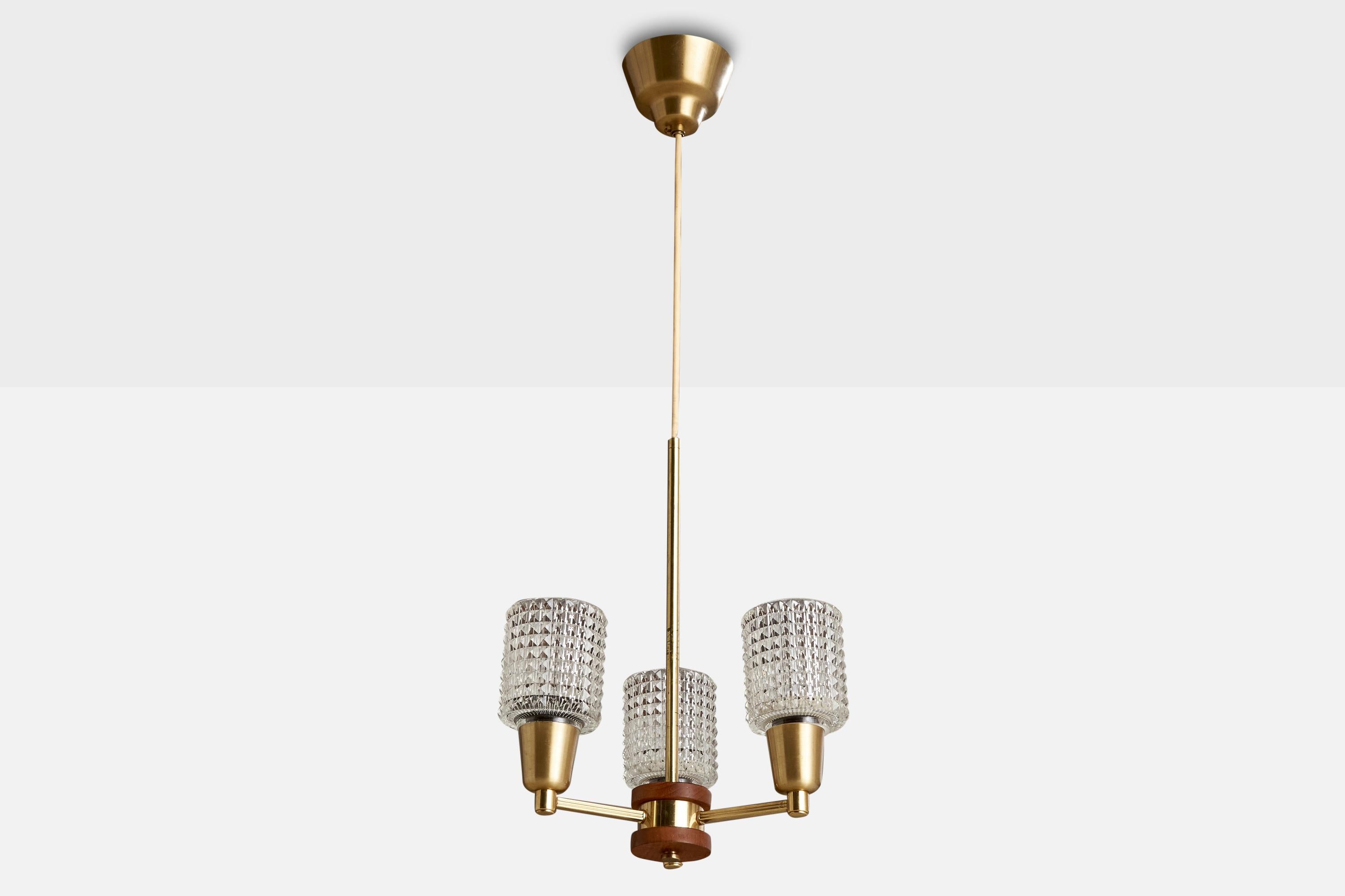 Lustre en laiton, teck et verre conçu et produit en Suède, c.1950.

Dimensions globales (pouces) : 30.875