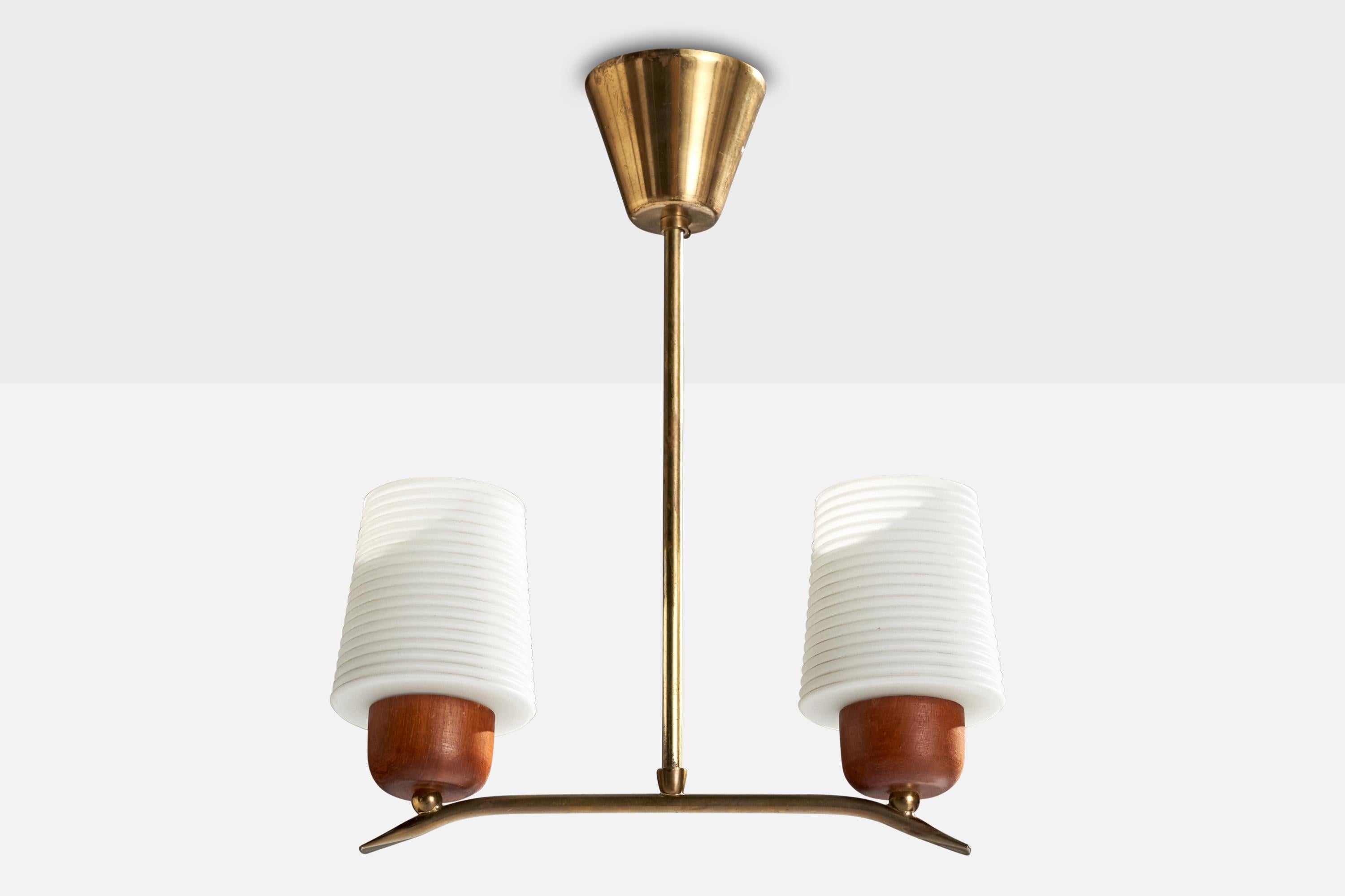 Lampadario in ottone, teak e vetro opalino bianco progettato e prodotto in Svezia, anni '50 circa.

Dimensioni complessive (pollici): 16,5