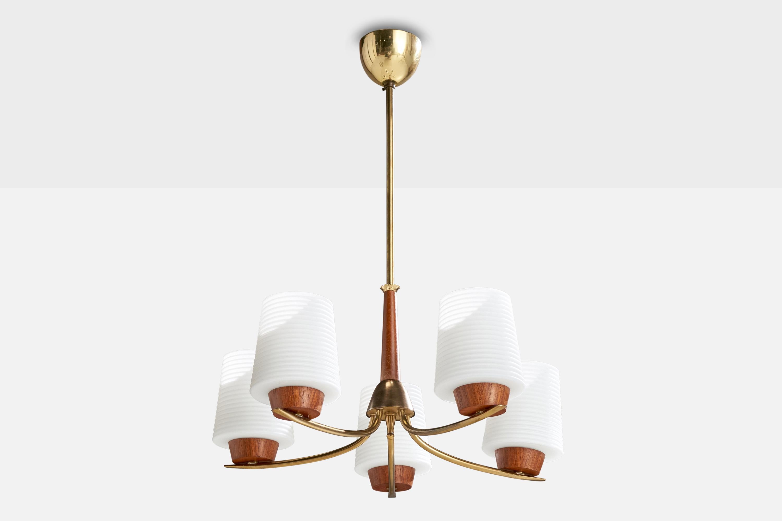 Lustre en laiton, teck et verre opalin blanc, conçu et produit en Suède, C.1950.

Dimensions globales (pouces) : 21.875