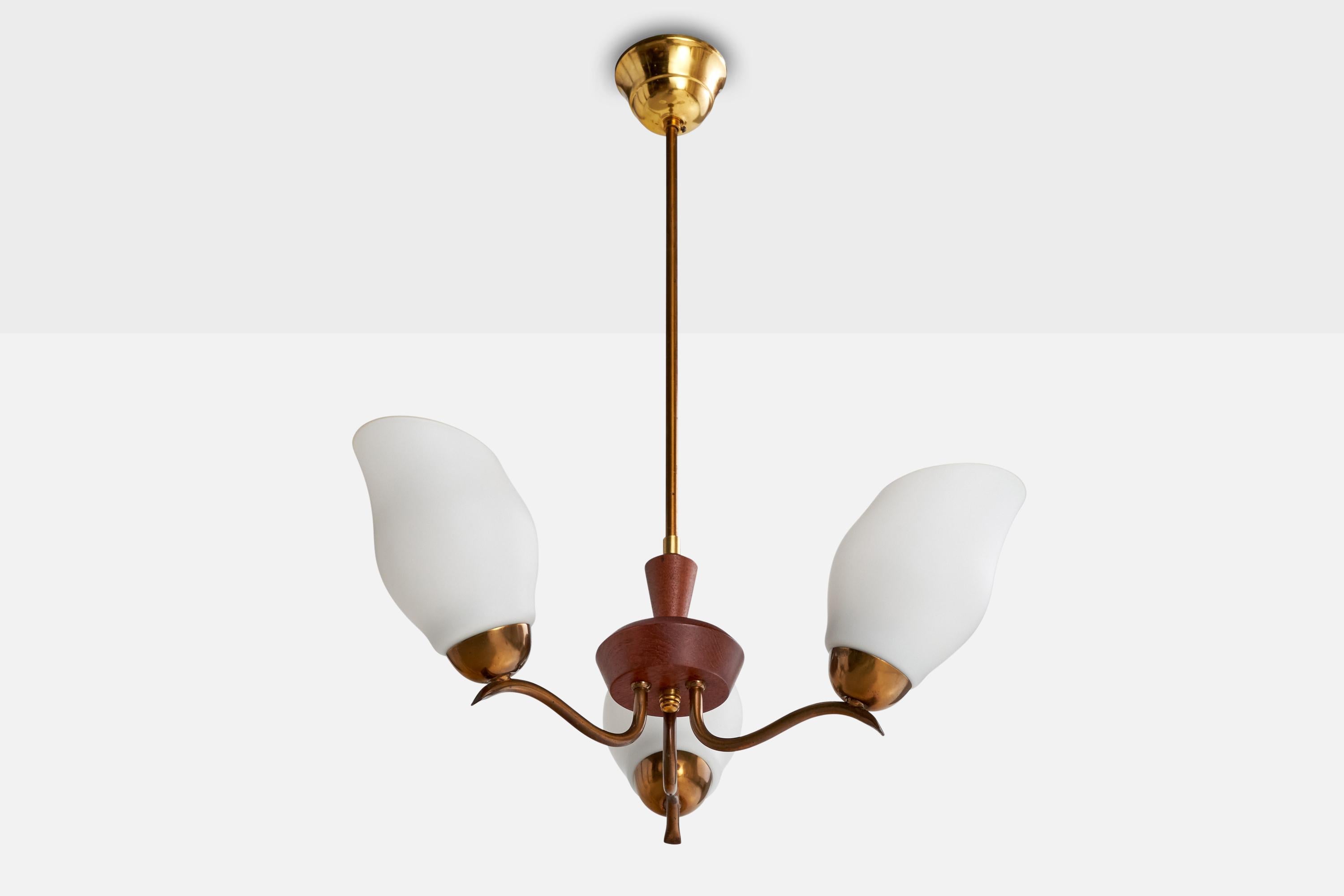 Lustre en laiton, teck et verre opalin blanc, conçu et produit en Suède, C.1950.

Dimensions globales (pouces) : 24.5