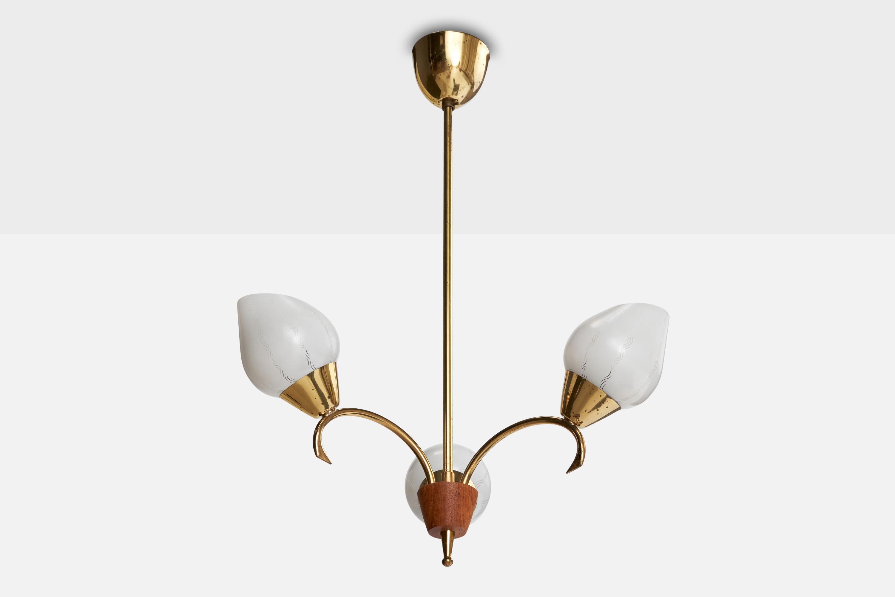 Lustre en laiton, teck et verre gravé, conçu et produit en Suède, c.1950.

Dimensions globales (pouces) : 23