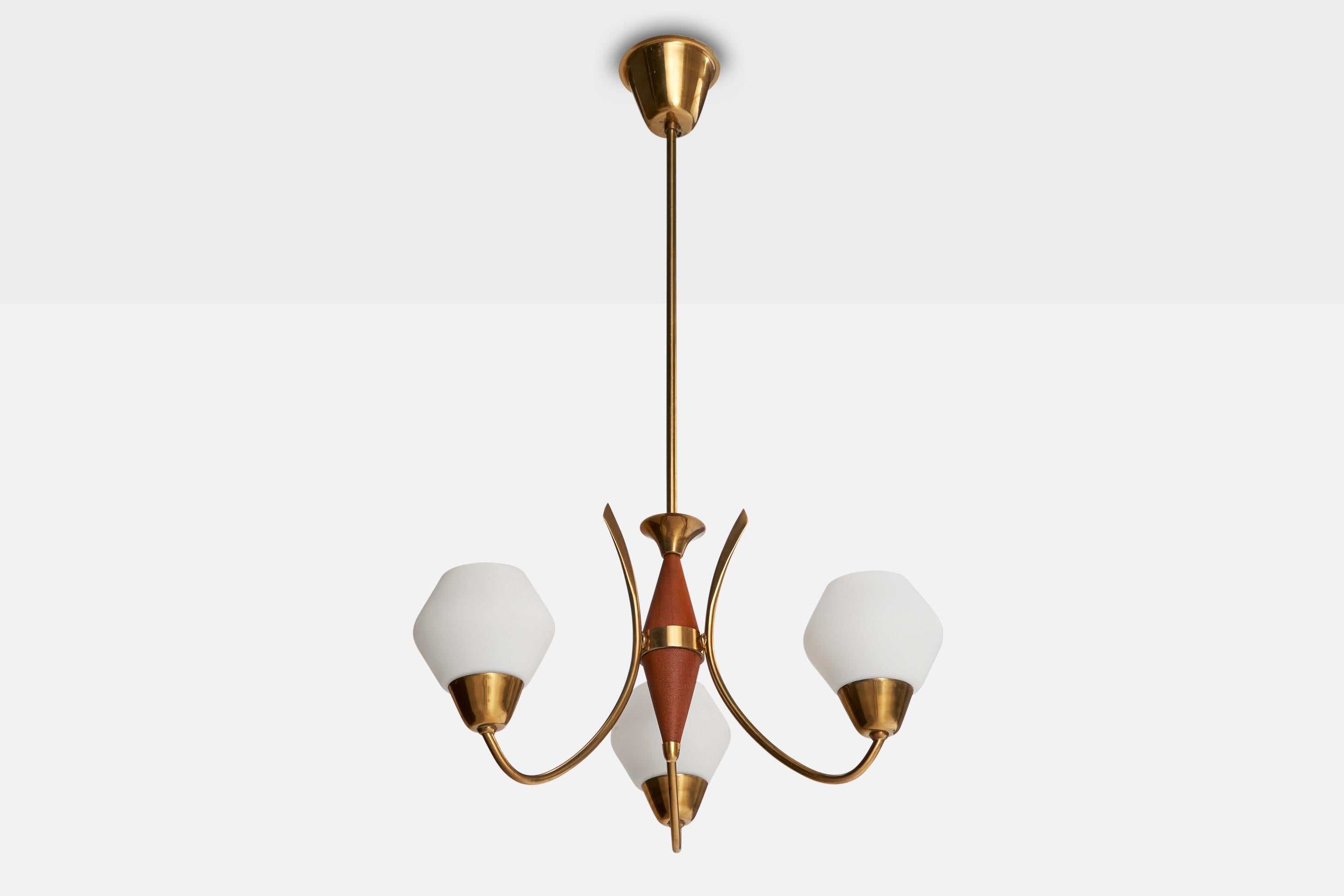 Lampadario in ottone, teak e vetro opalino bianco progettato e prodotto in Svezia, anni '50 circa.

Dimensioni complessive (pollici): 29,125