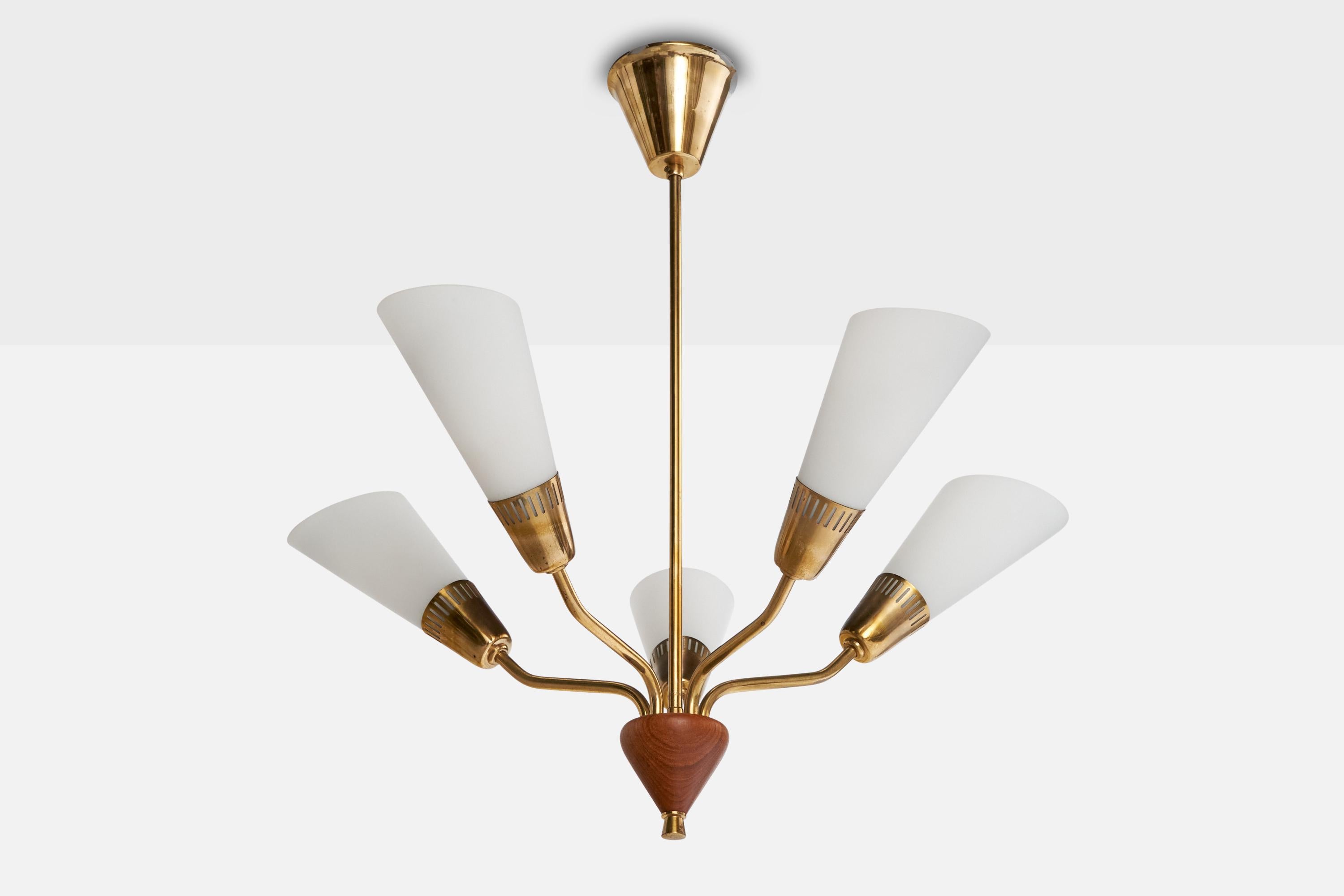 Lustre en laiton, teck et verre opalin blanc, conçu et produit en Suède, C.1950.

Dimensions globales (pouces) : 25