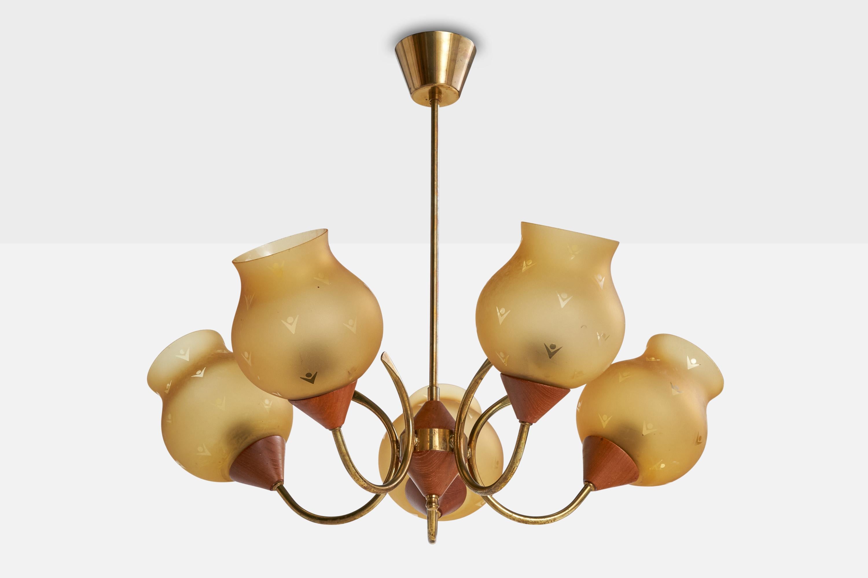Lampadario in ottone, teak e vetro giallo acidato progettato e prodotto in Svezia, anni '50 circa.

Dimensioni complessive (pollici): 22