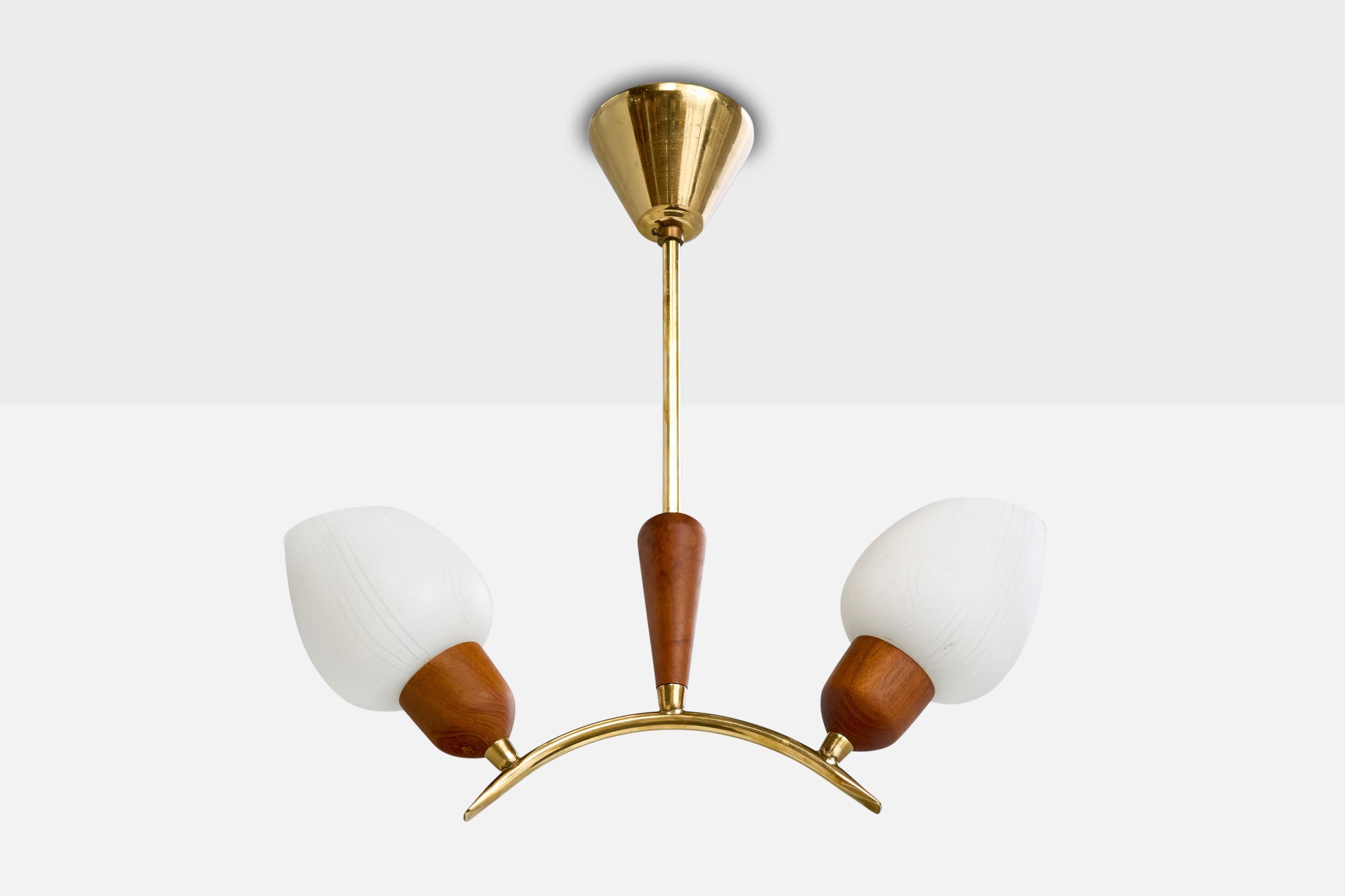 Lustre en laiton, teck et verre opalin blanc, conçu et produit en Suède, C.1950.

Dimensions globales (pouces) : 16,5