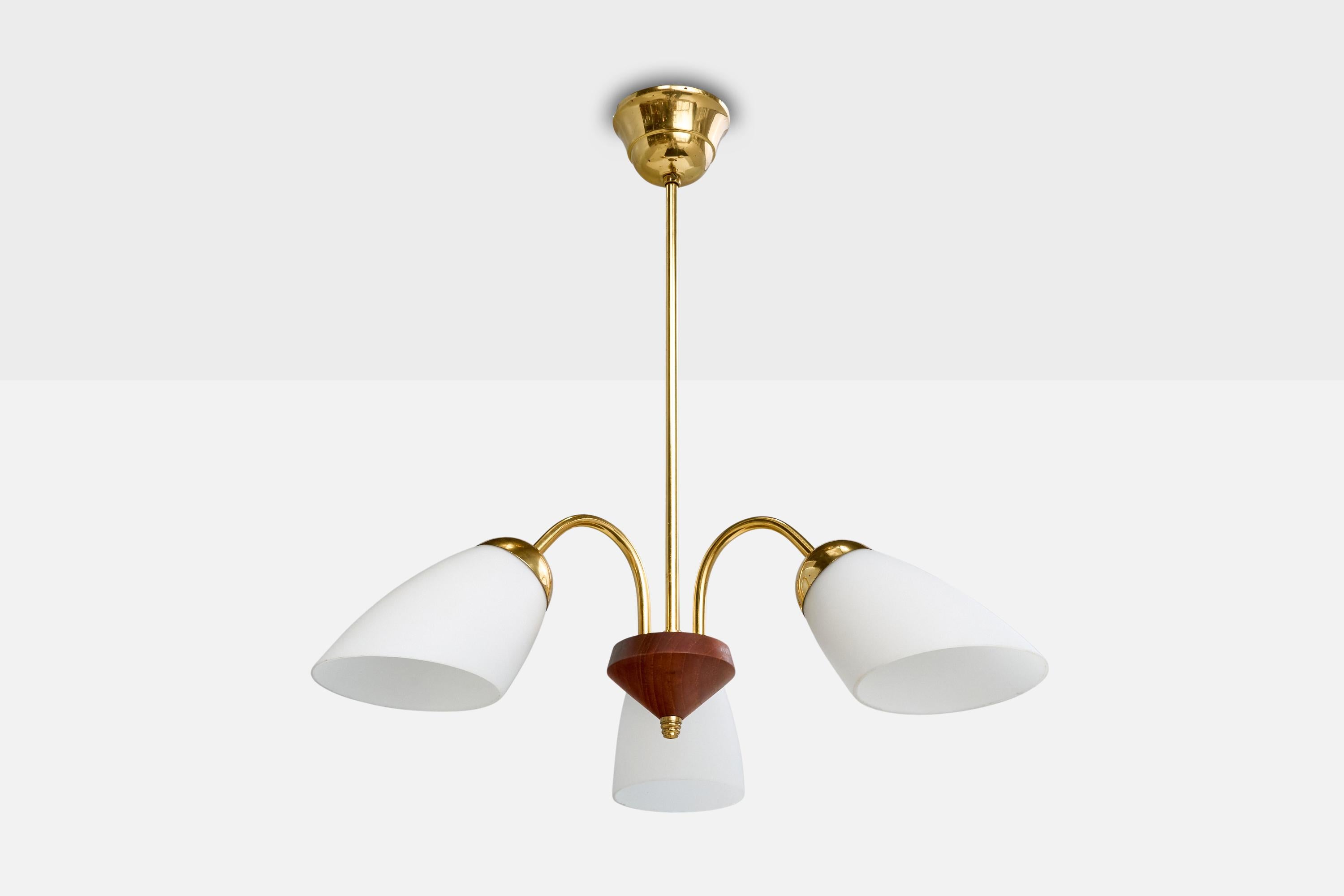 Lustre en laiton, teck et verre opalin blanc, conçu et produit en Suède, C.1950.

Dimensions globales (pouces) : 21.5