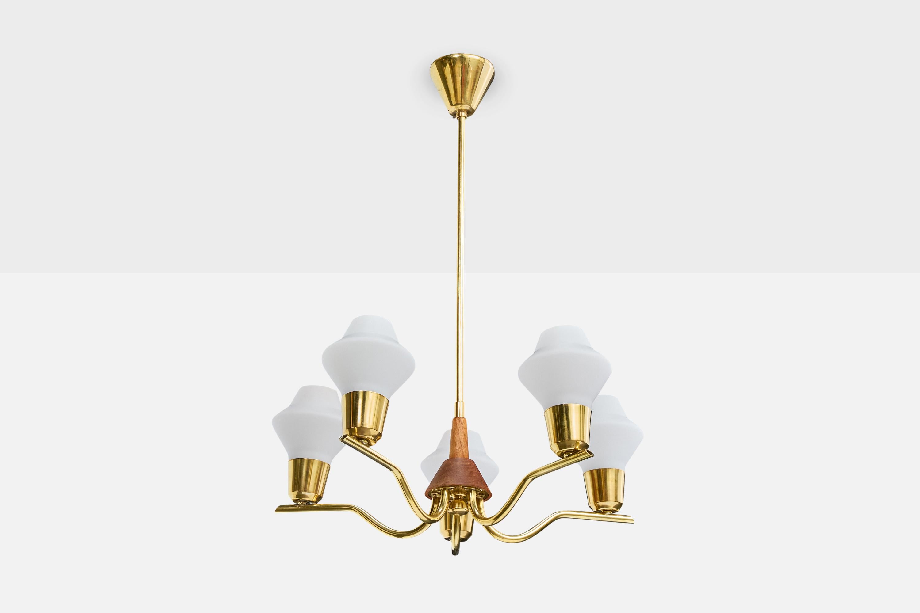 Lustre en laiton, teck et verre opalin blanc, conçu et produit en Suède, C.1950.

Dimensions globales (pouces) : 24.875 