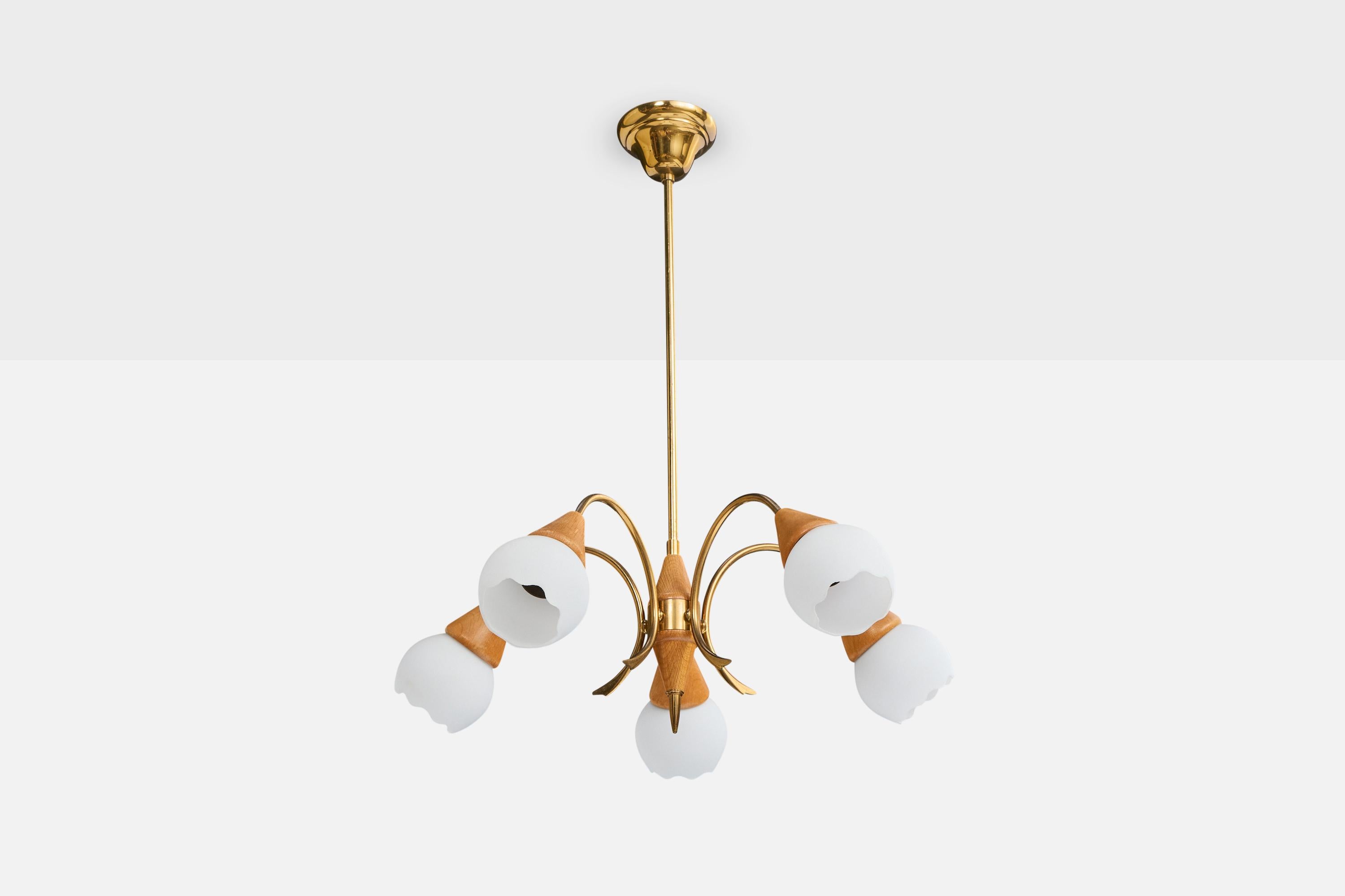 Lustre en laiton, teck et verre opalin blanc, conçu et produit en Suède, C.1950.

Dimensions globales (pouces) : 28.0 