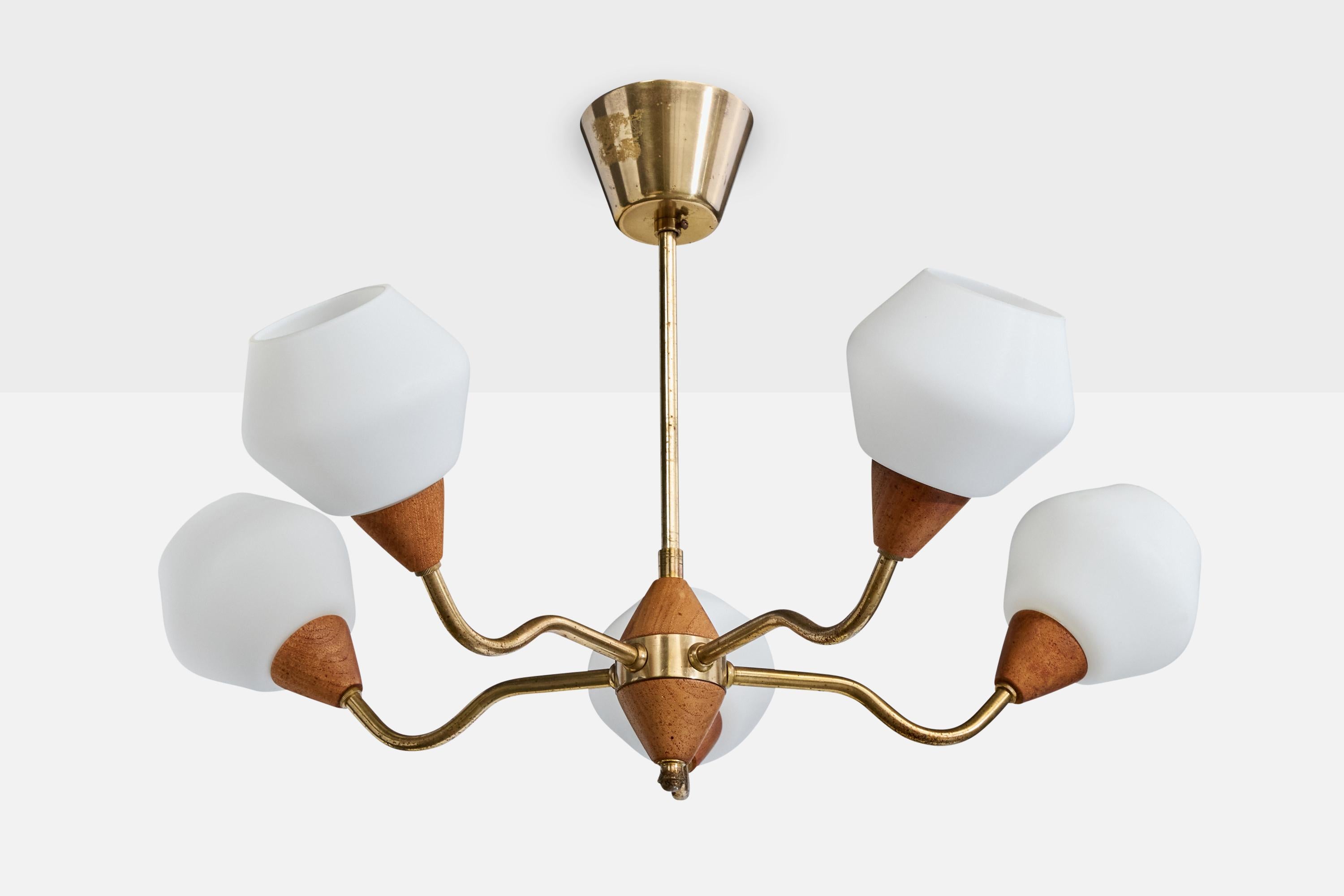 Lustre en laiton, teck et verre opalin blanc, conçu et produit en Suède, C.1950.

Dimensions globales (pouces) : 15.75 