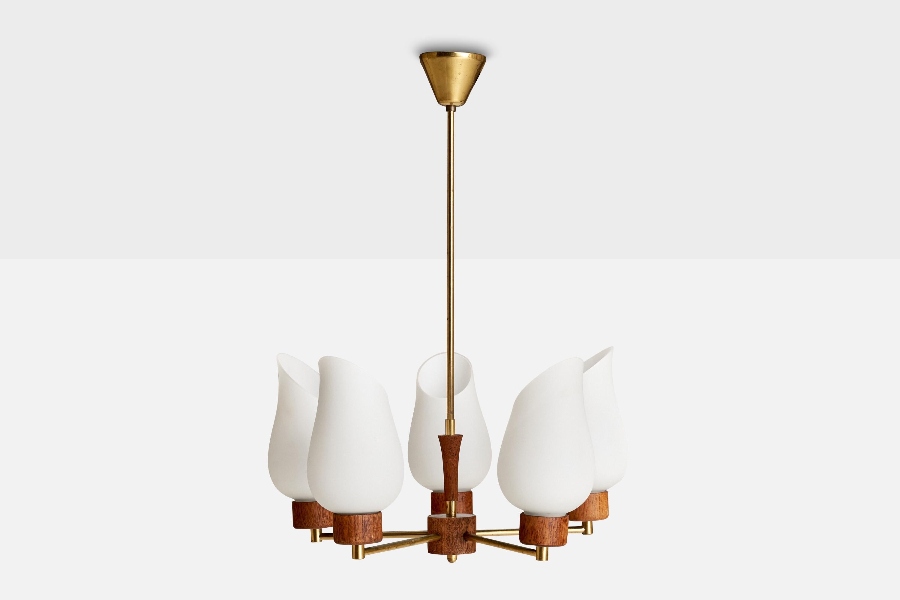 Scandinave moderne Lustre de designer suédois, laiton, teck, verre, Suède, années 1950 en vente