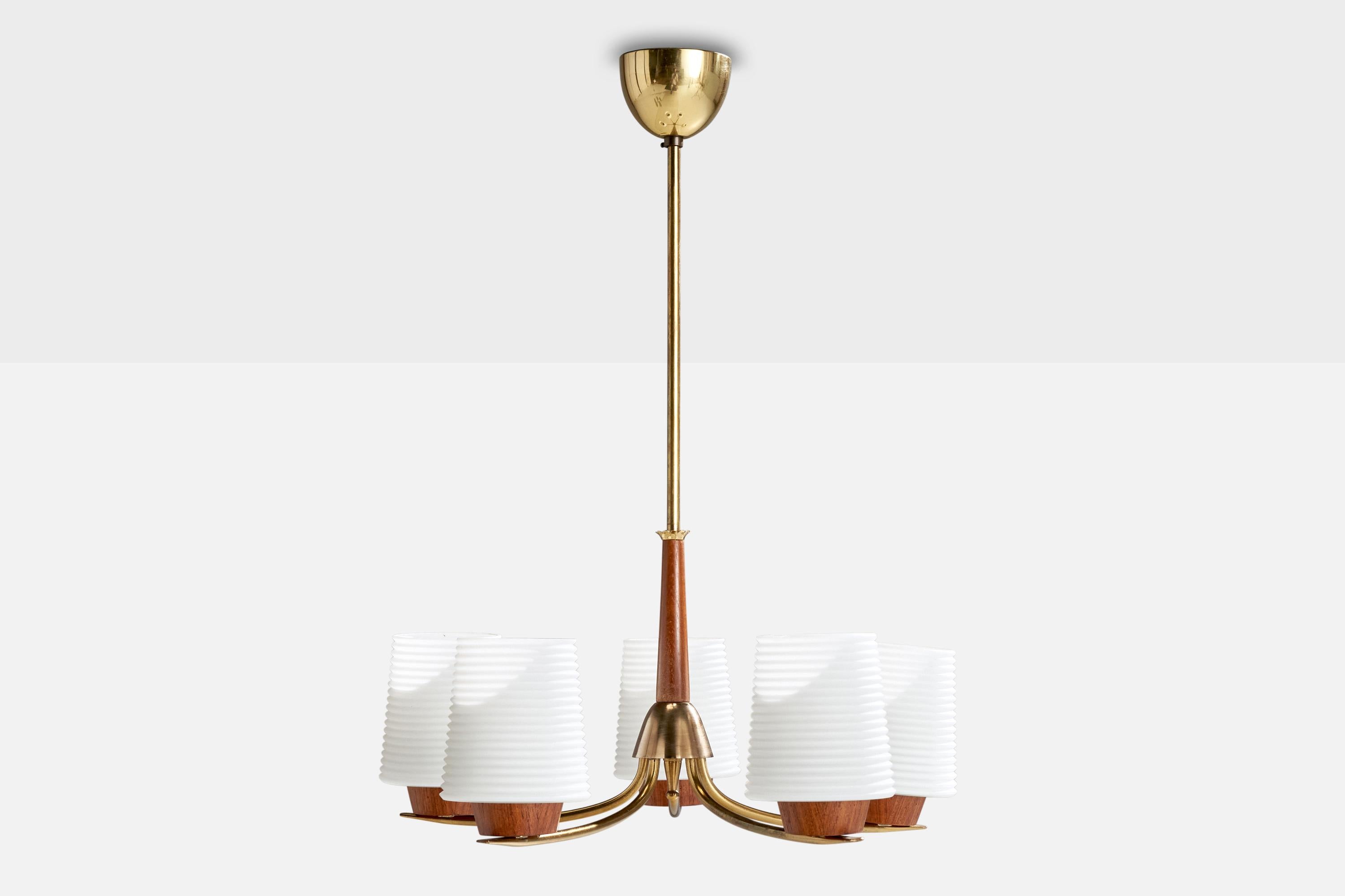 Mid-Century Modern Lustre de designer suédois, laiton, teck, verre, Suède, années 1950 en vente