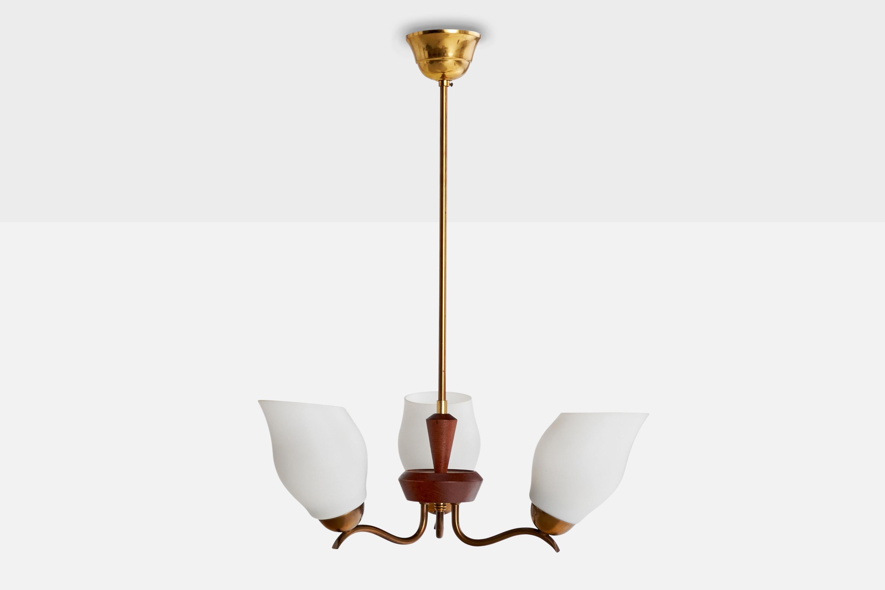 Scandinave moderne Lustre de designer suédois, laiton, teck, verre, Suède, années 1950 en vente