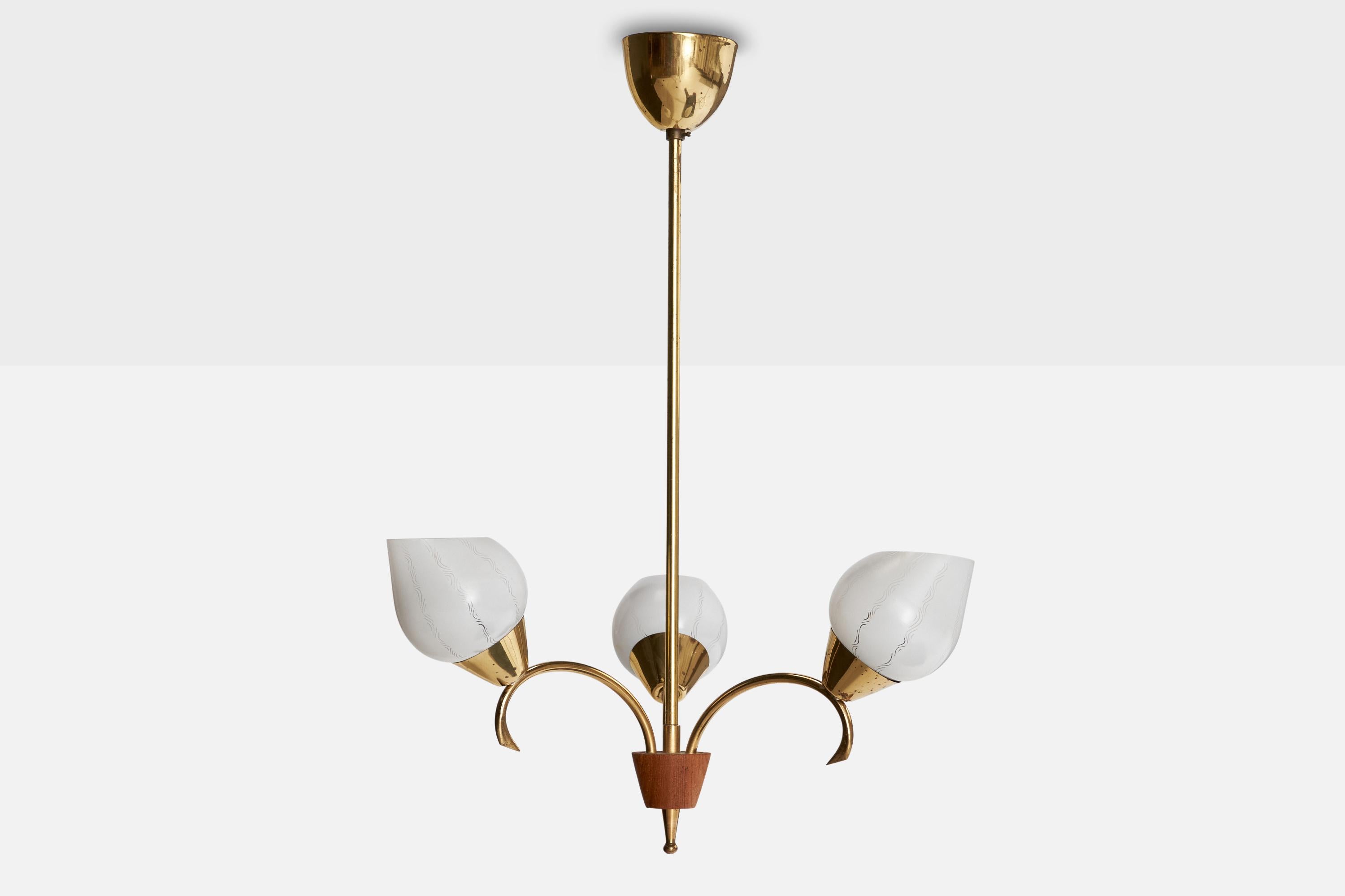 Suédois Lustre de designer suédois, laiton, teck, verre, Suède, années 1950 en vente