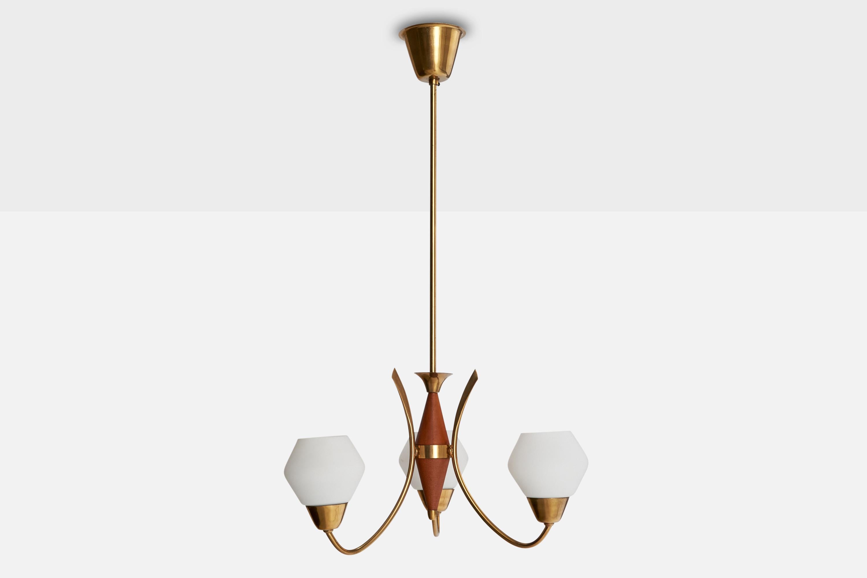 Mid-Century moderno Lampadario di design svedese, ottone, teak, vetro, Svezia, anni '50 in vendita