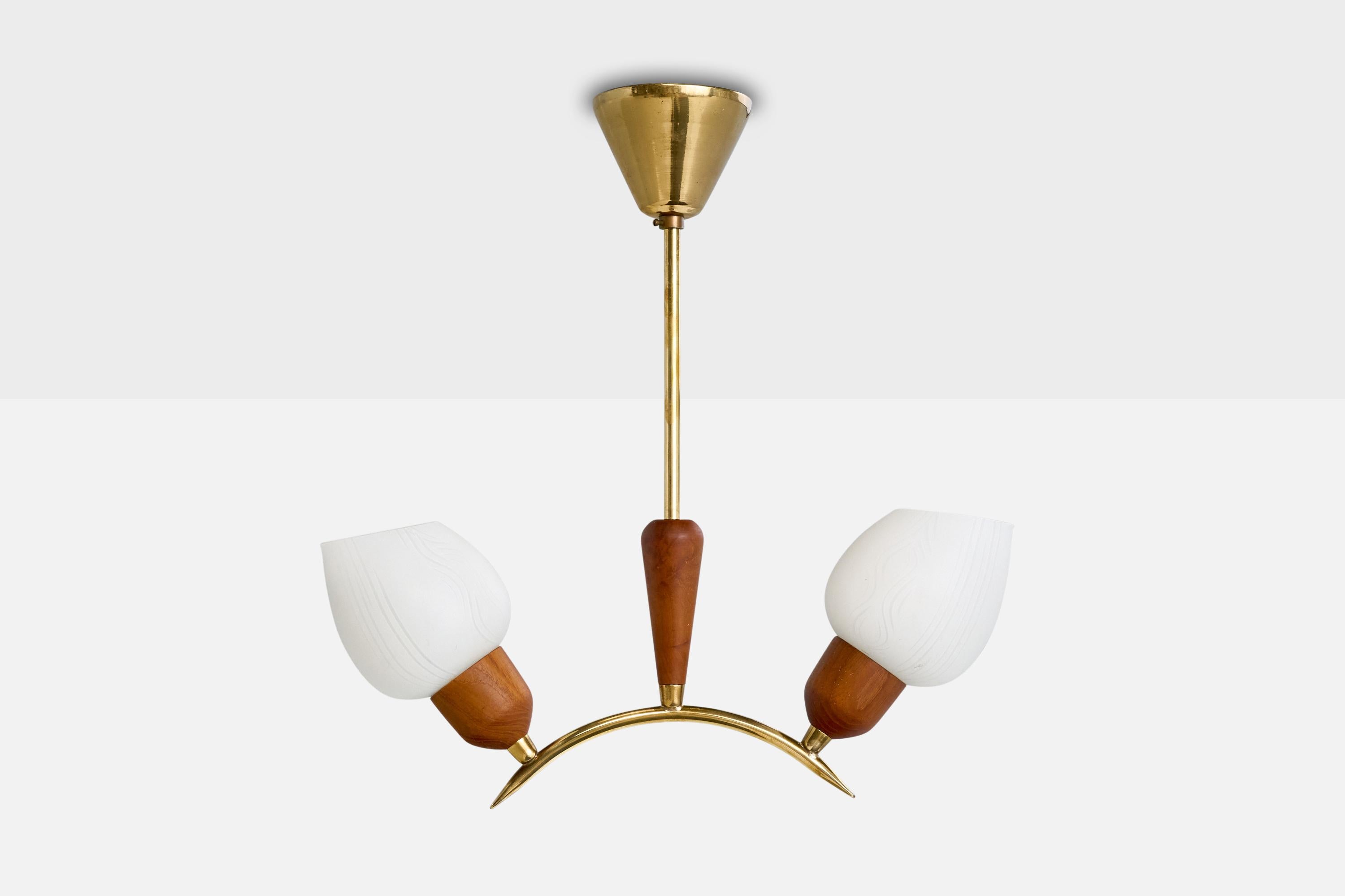 Suédois Lustre de designer suédois, laiton, teck, verre, Suède, années 1950 en vente