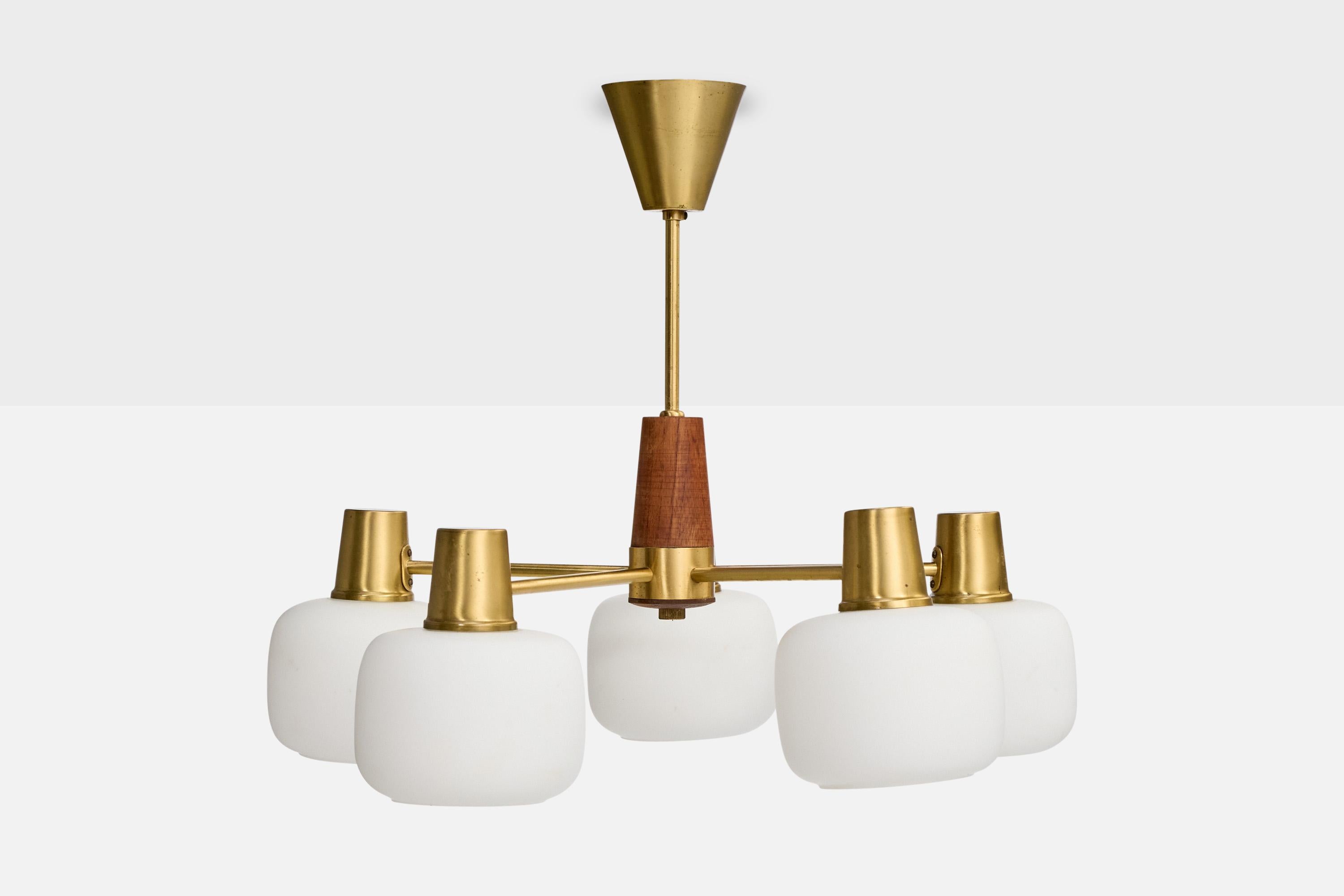 Mid-Century moderno Lampadario di design svedese, ottone, teak, vetro, Svezia, anni '50 in vendita