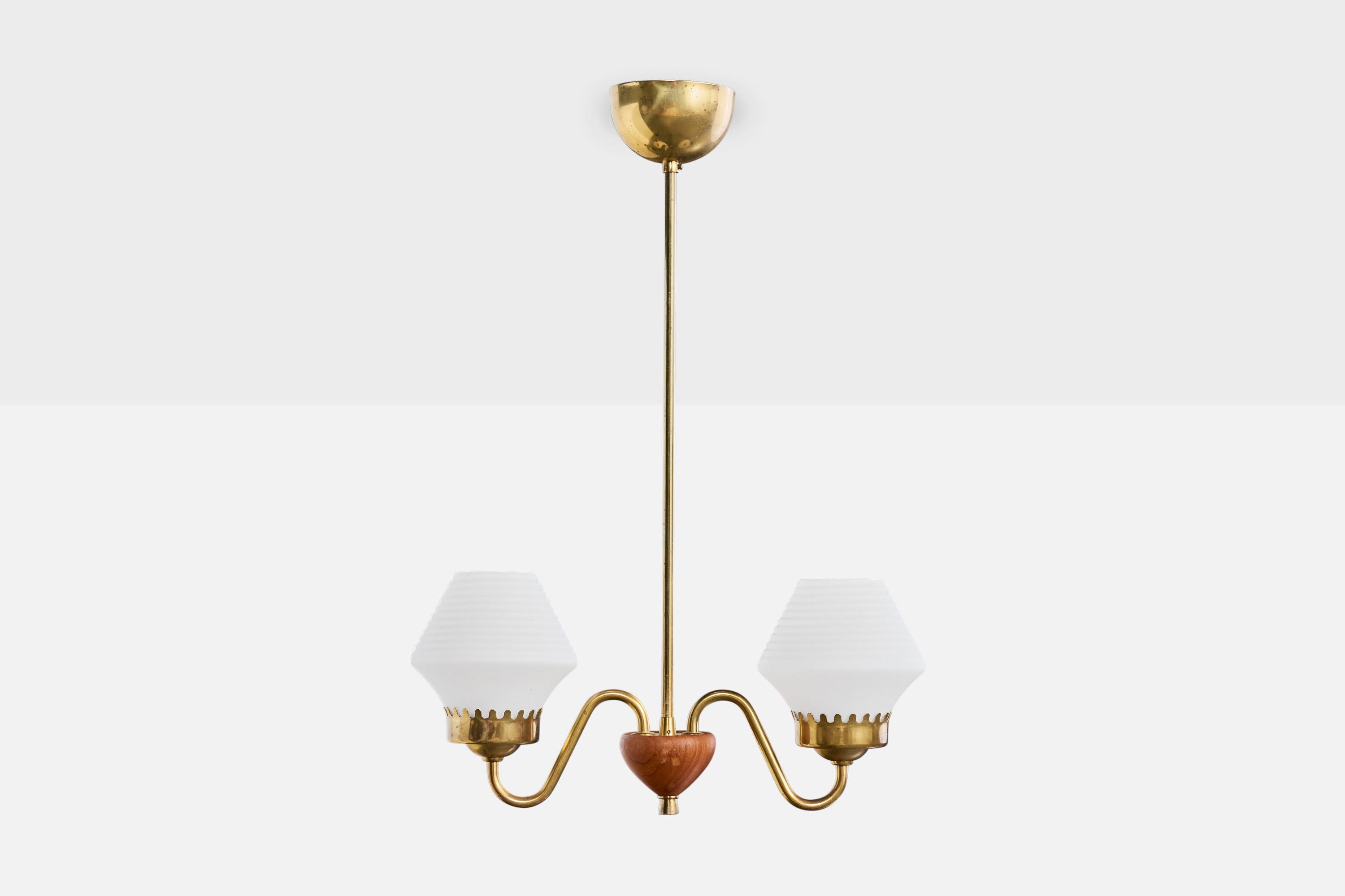 Schwedischer Designer, Kronleuchter, Messing, Teakholz, Glas, Schweden, 1950er Jahre (Moderne der Mitte des Jahrhunderts) im Angebot