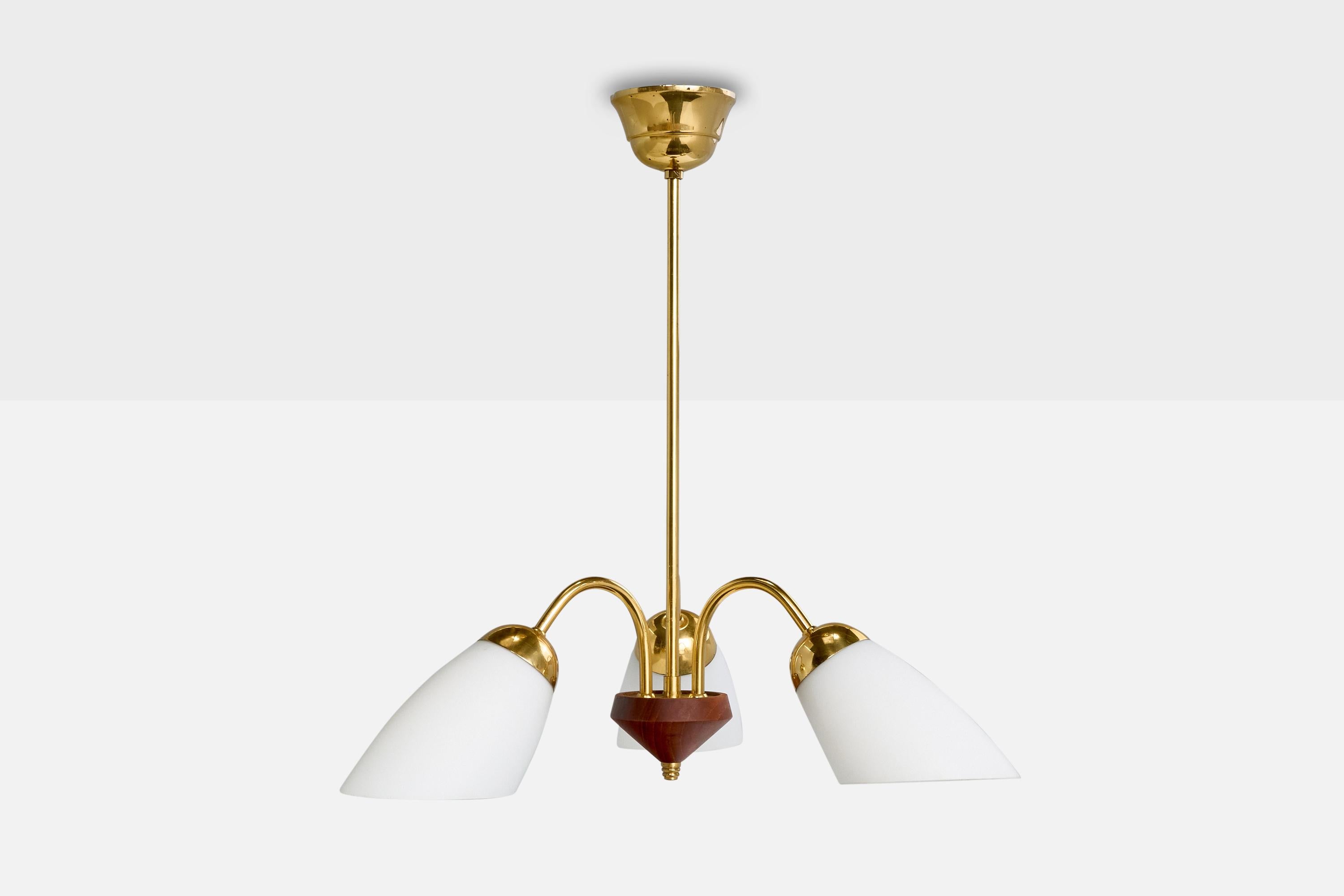 Mid-Century Modern Lustre de designer suédois, laiton, teck, verre, Suède, années 1950 en vente