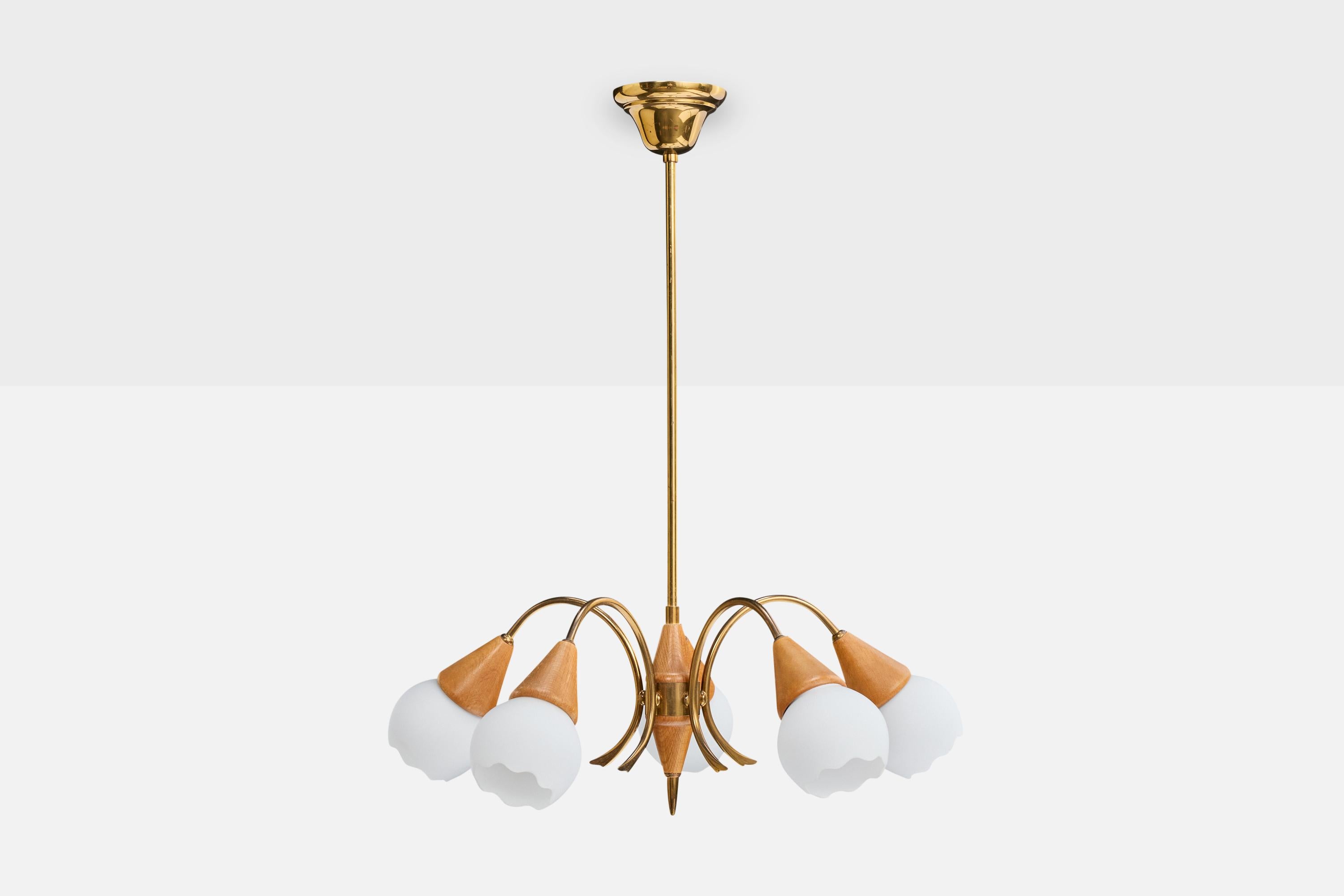 Mid-Century Modern Lustre de designer suédois, laiton, teck, verre, Suède, années 1950 en vente