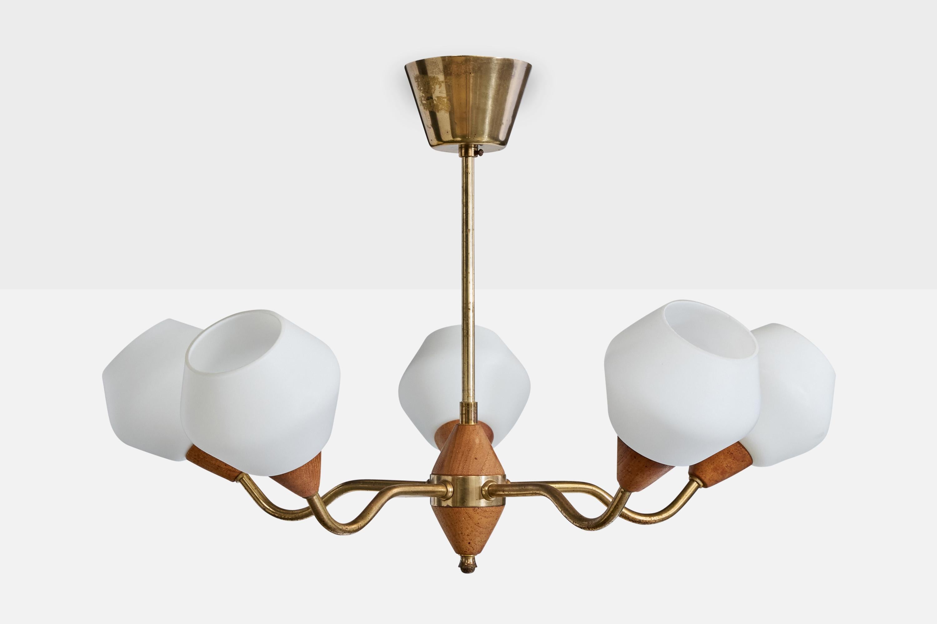 Mid-Century Modern Lustre de designer suédois, laiton, teck, verre, Suède, années 1950 en vente