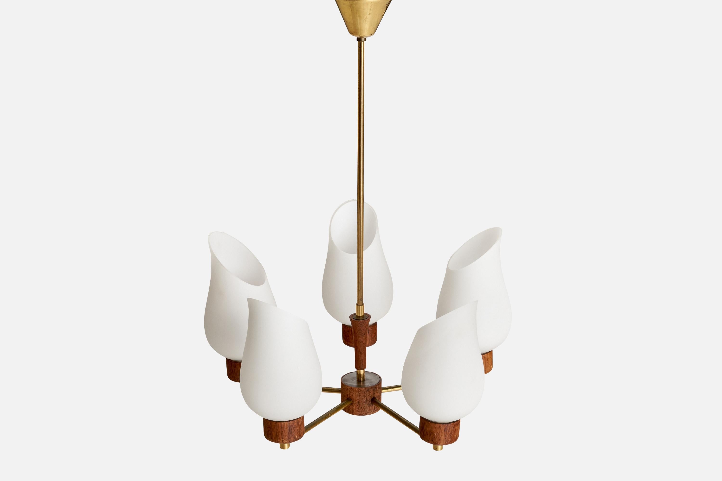Suédois Lustre de designer suédois, laiton, teck, verre, Suède, années 1950 en vente