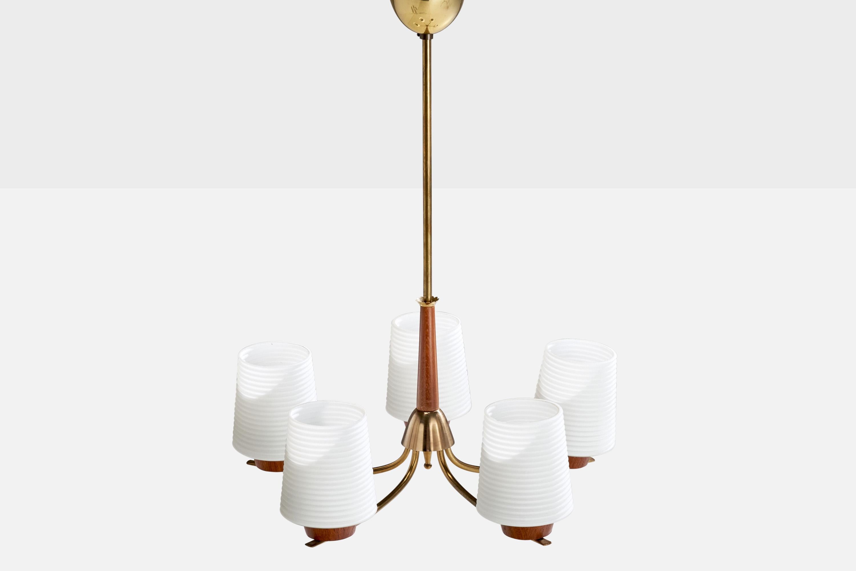 Suédois Lustre de designer suédois, laiton, teck, verre, Suède, années 1950 en vente