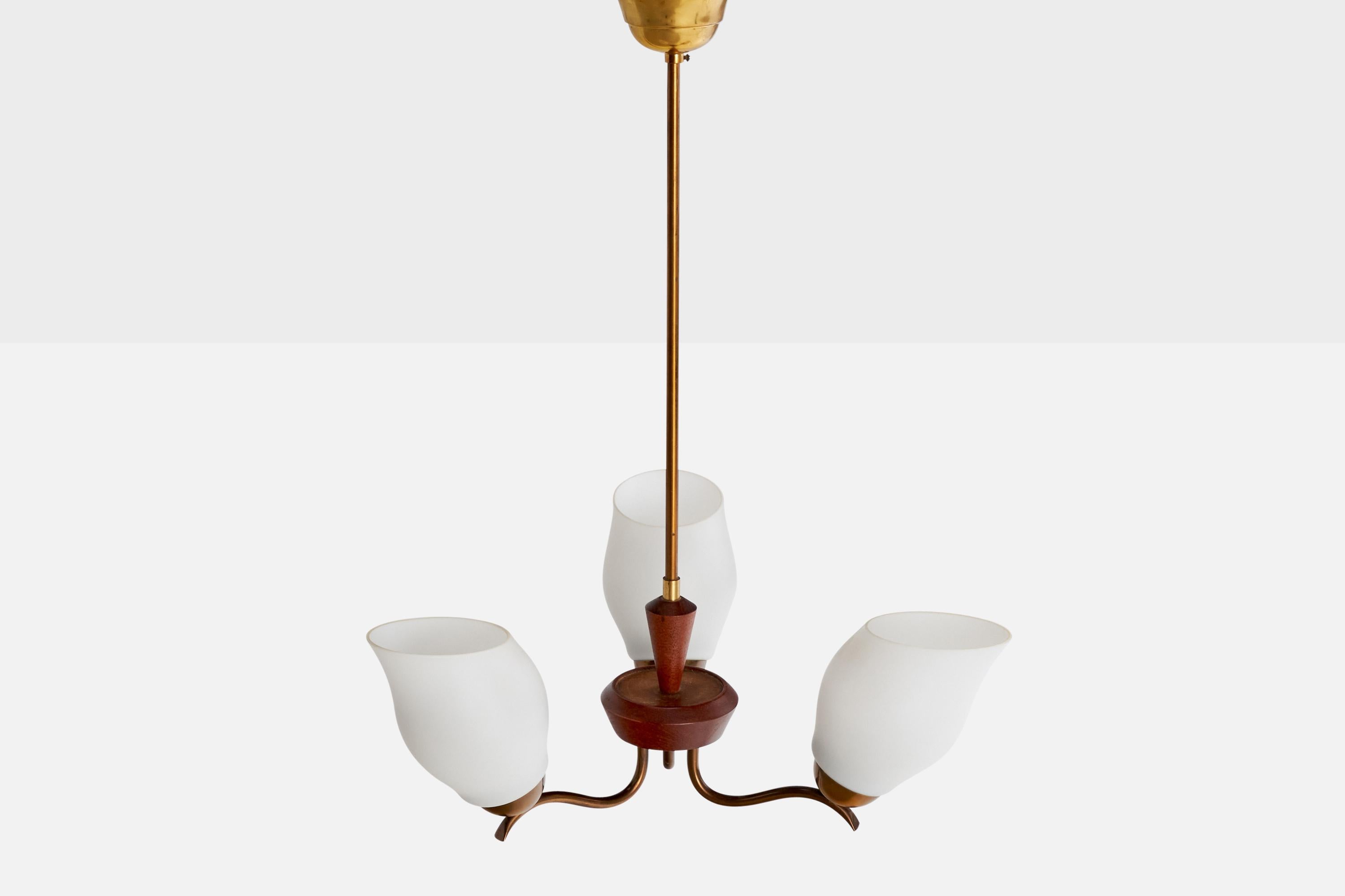 Suédois Lustre de designer suédois, laiton, teck, verre, Suède, années 1950 en vente
