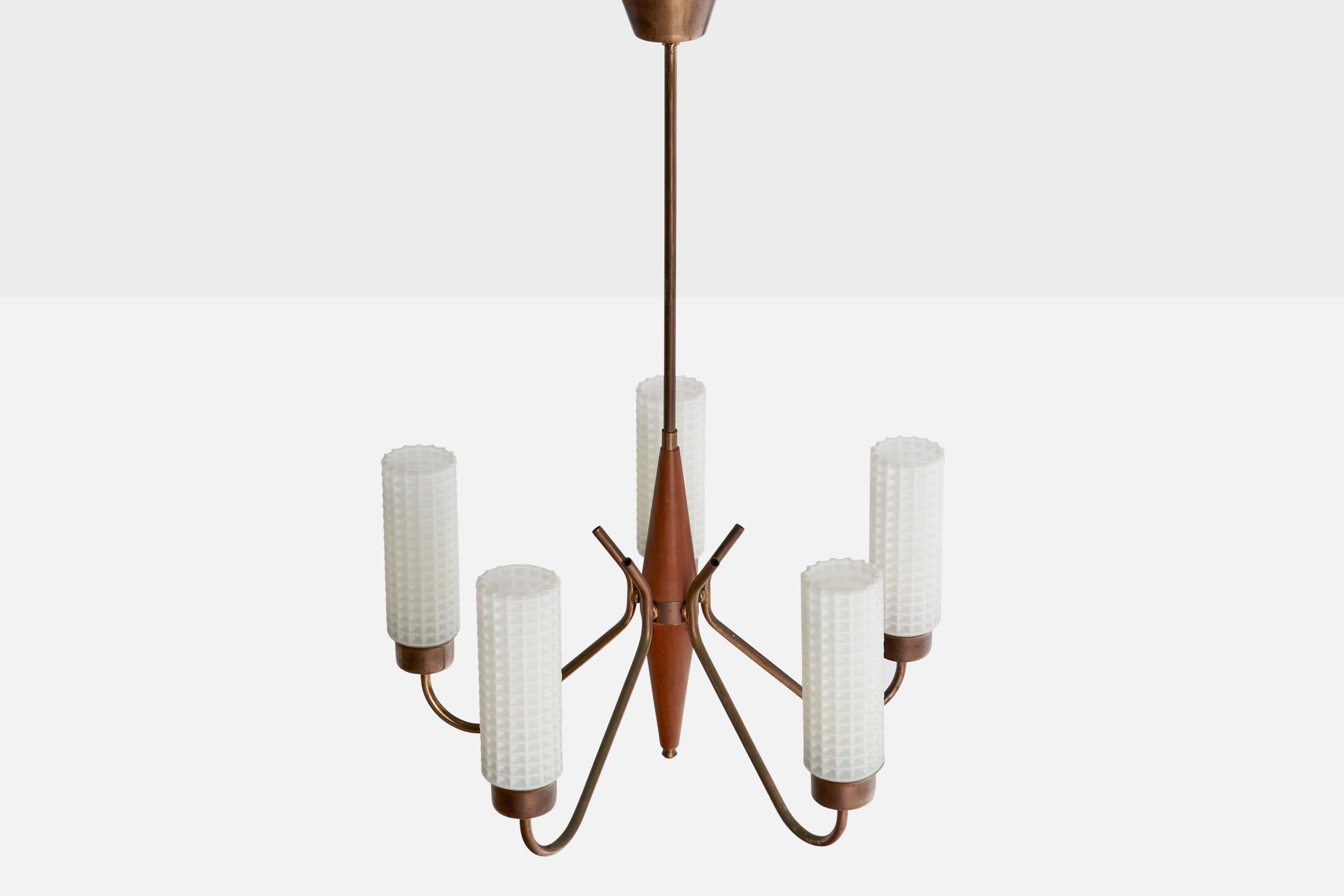 Suédois Lustre de designer suédois, laiton, teck, verre, Suède, années 1950 en vente