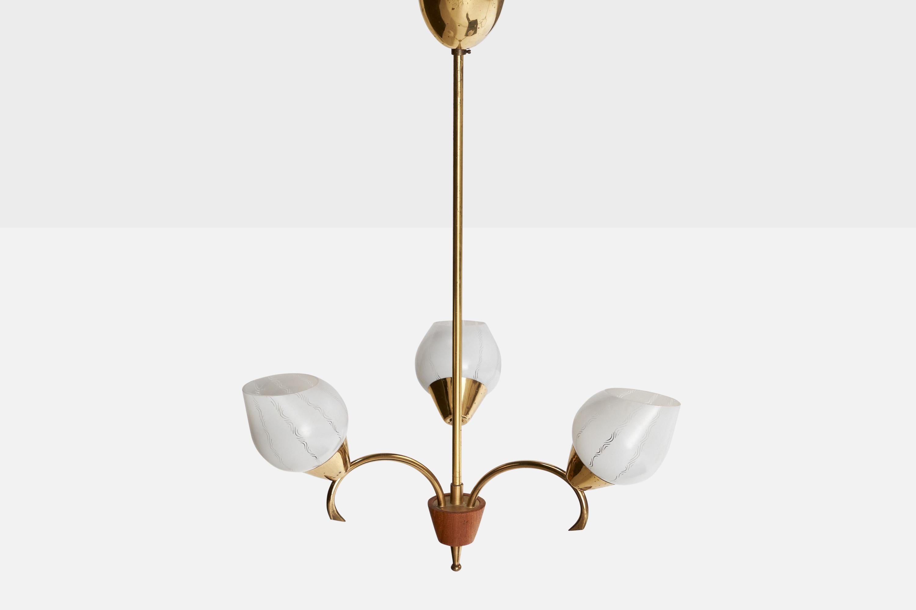 Lustre de designer suédois, laiton, teck, verre, Suède, années 1950 Bon état - En vente à High Point, NC