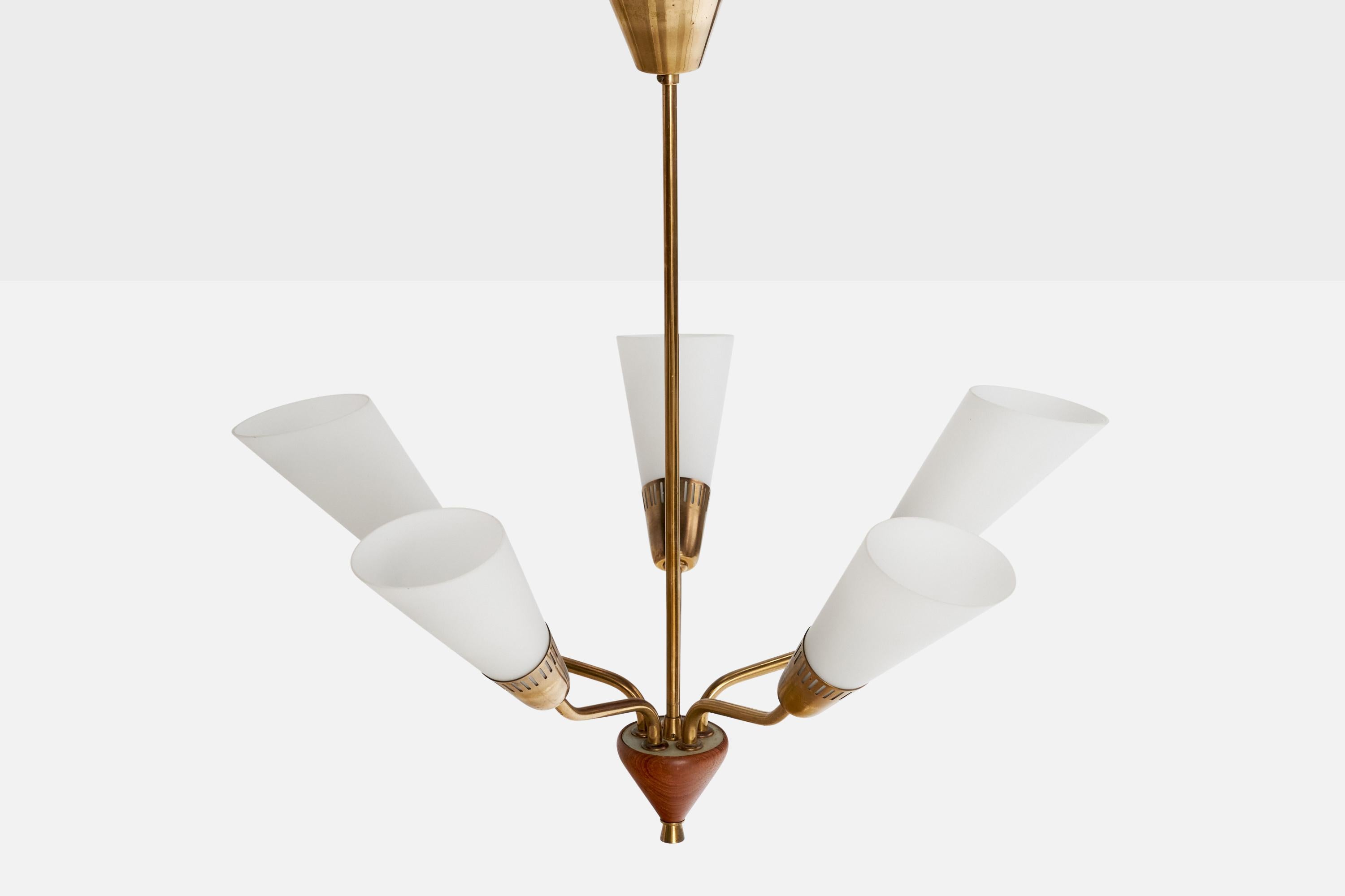 Suédois Lustre de designer suédois, laiton, teck, verre, Suède, années 1950 en vente