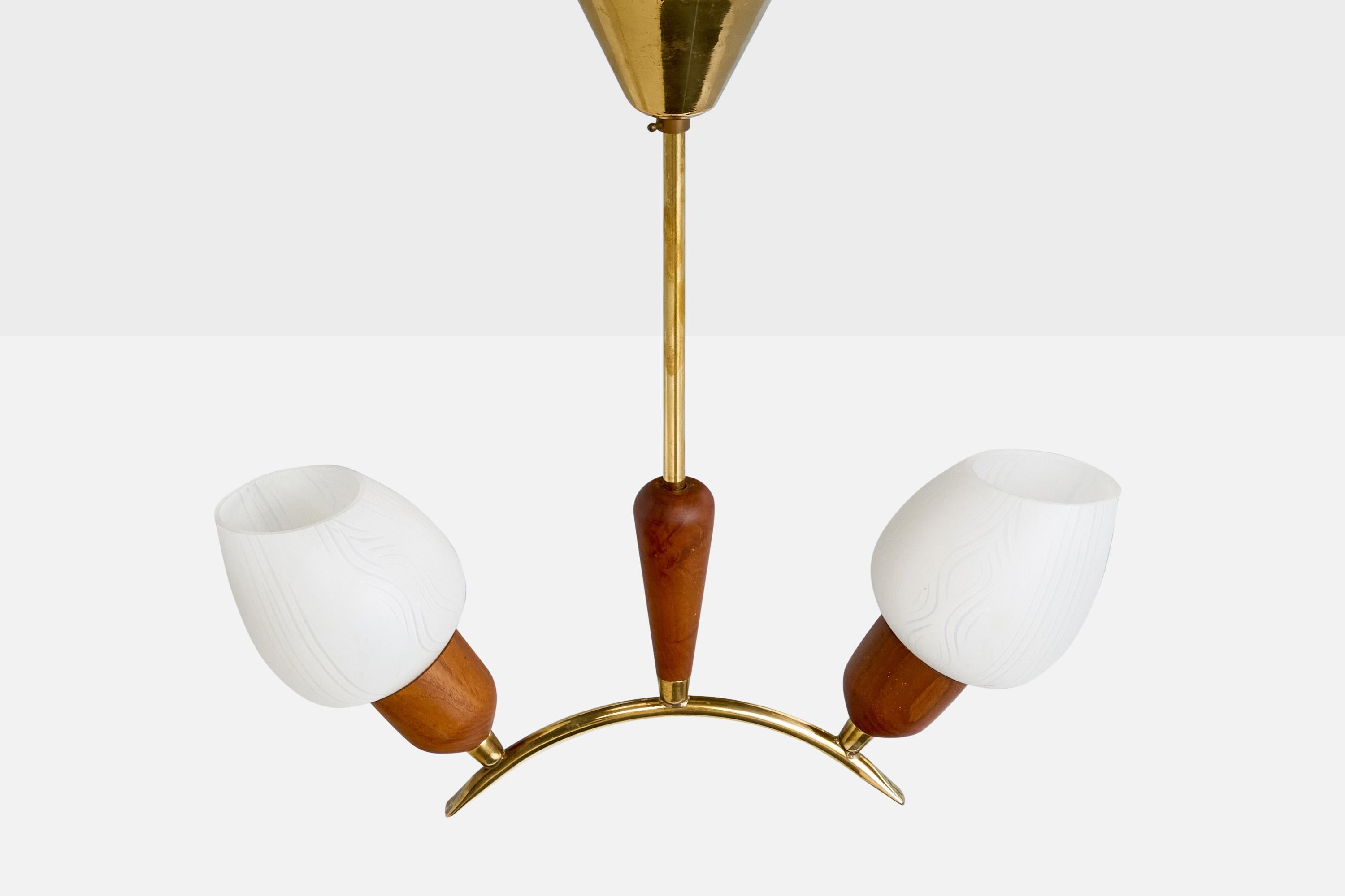 Lustre de designer suédois, laiton, teck, verre, Suède, années 1950 Bon état - En vente à High Point, NC