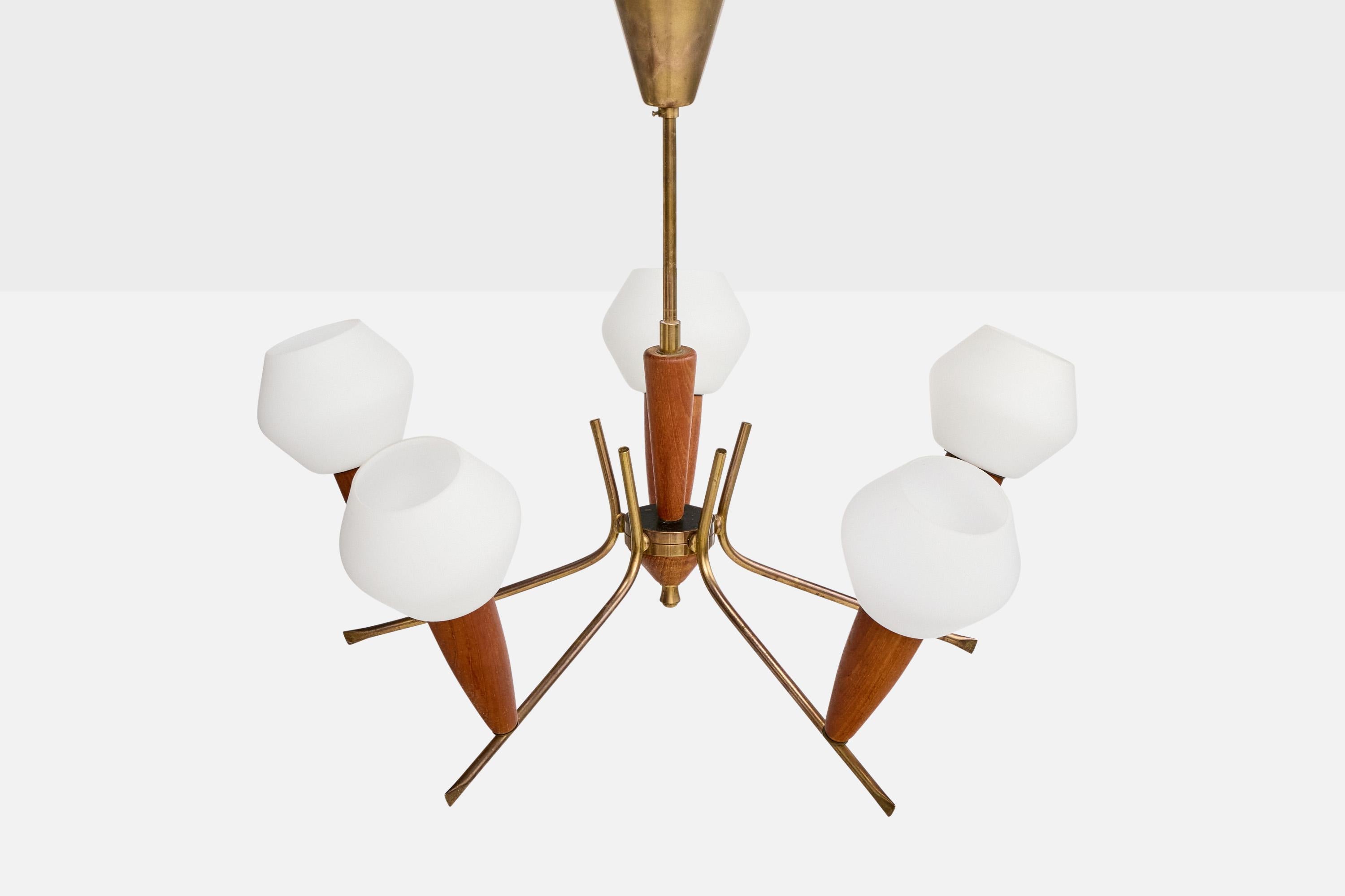 Suédois Lustre de designer suédois, laiton, teck, verre, Suède, années 1950 en vente