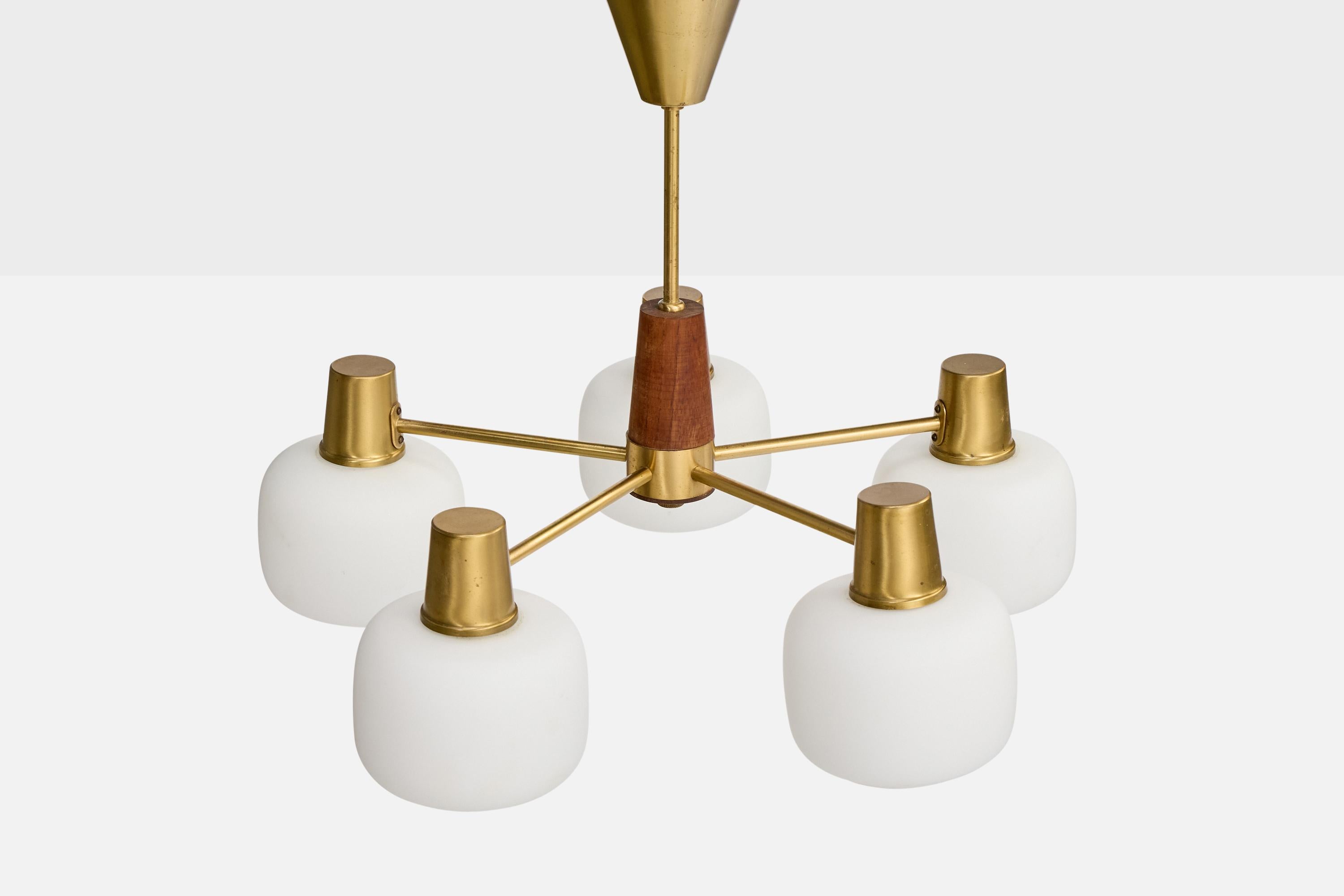 Svedese Lampadario di design svedese, ottone, teak, vetro, Svezia, anni '50 in vendita