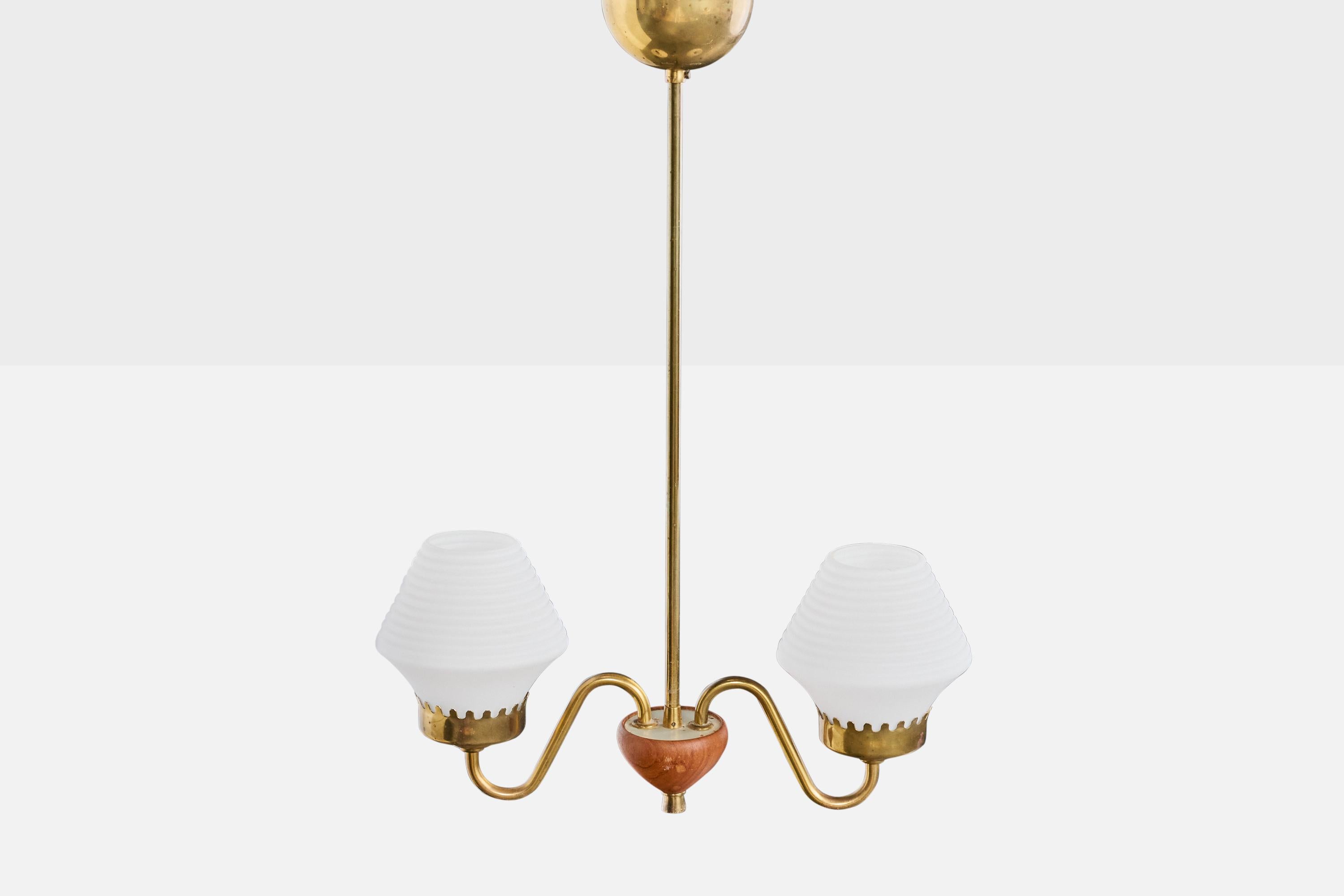 Schwedischer Designer, Kronleuchter, Messing, Teakholz, Glas, Schweden, 1950er Jahre im Zustand „Gut“ im Angebot in High Point, NC