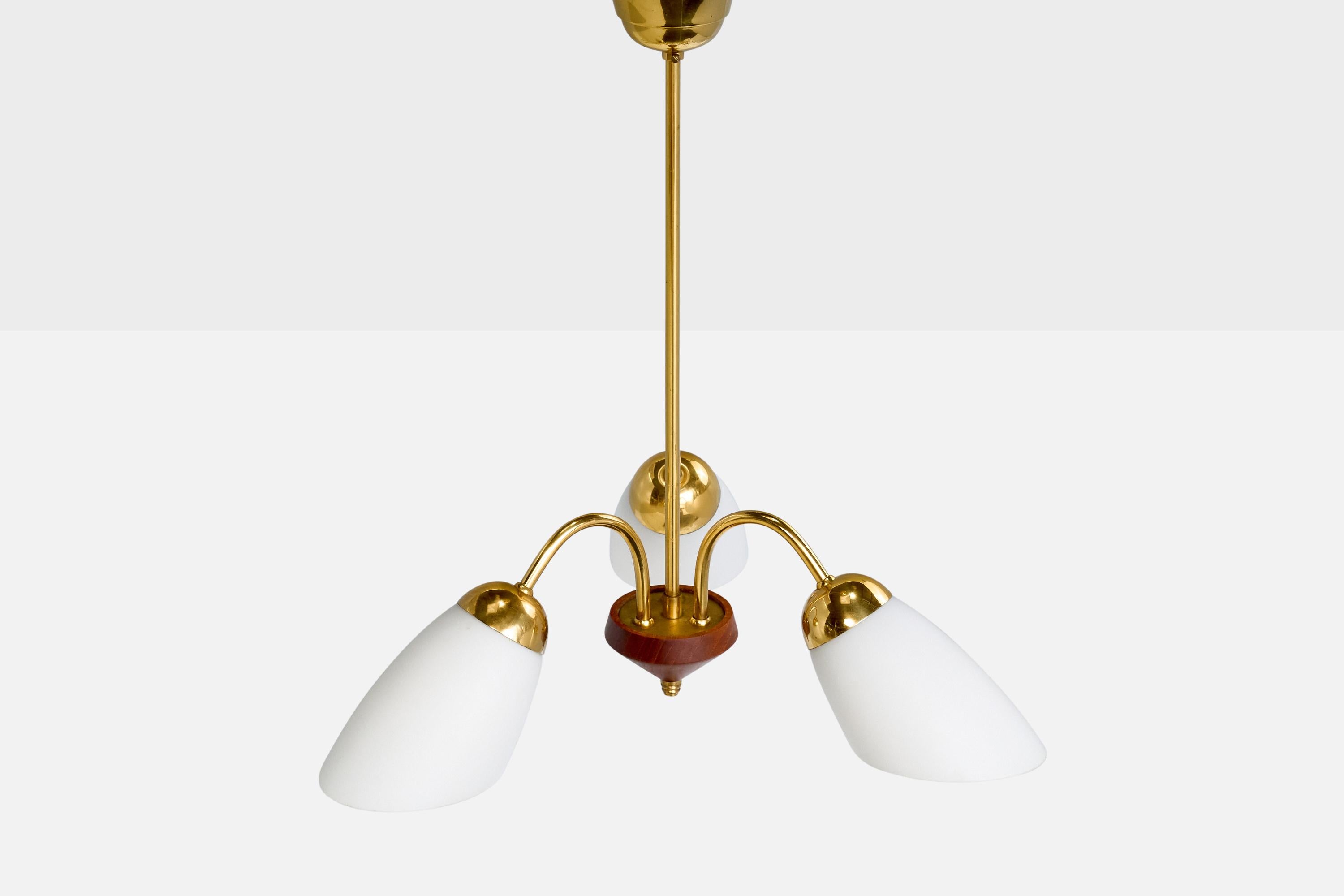 Suédois Lustre de designer suédois, laiton, teck, verre, Suède, années 1950 en vente