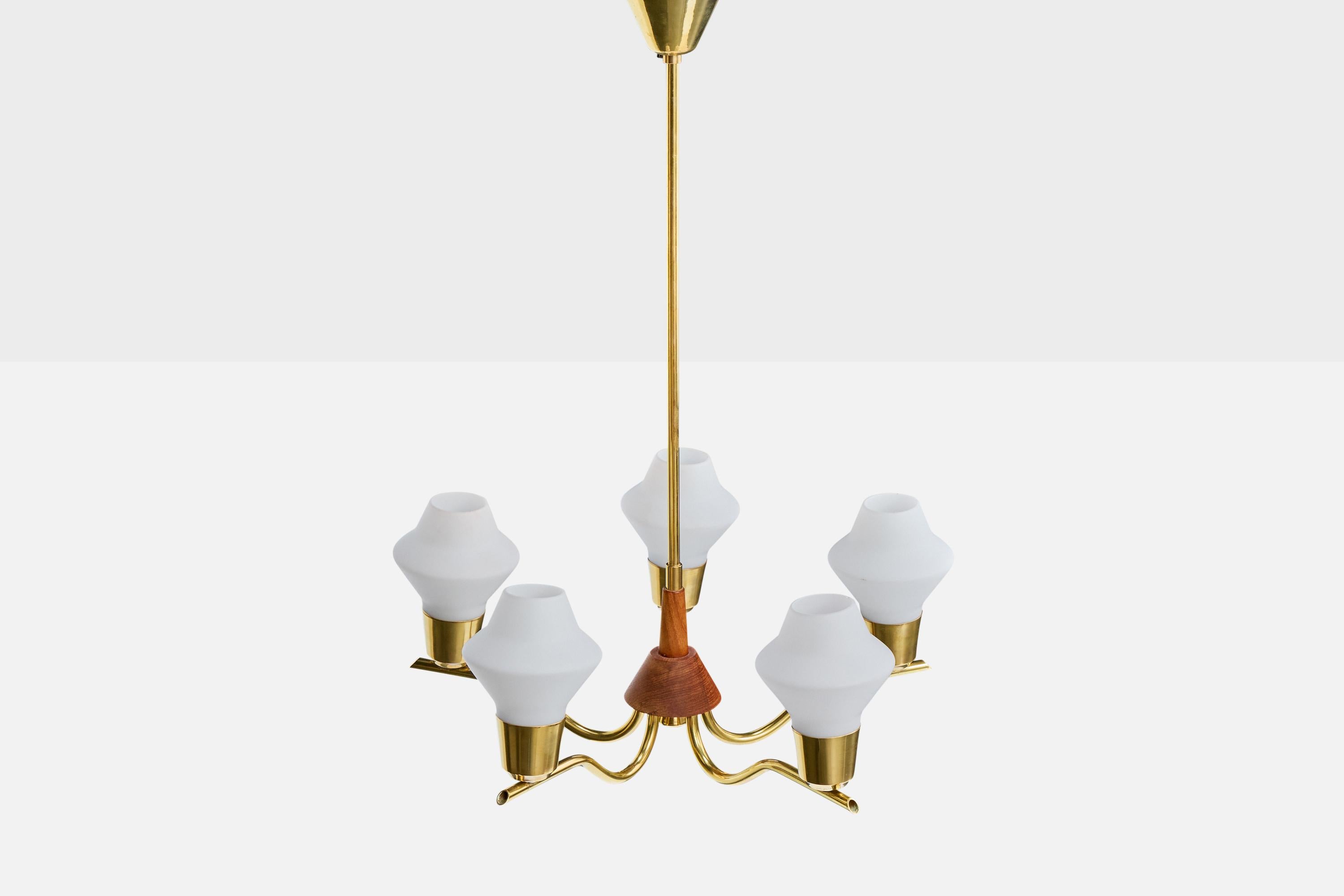 Suédois Lustre de designer suédois, laiton, teck, verre, Suède, années 1950 en vente