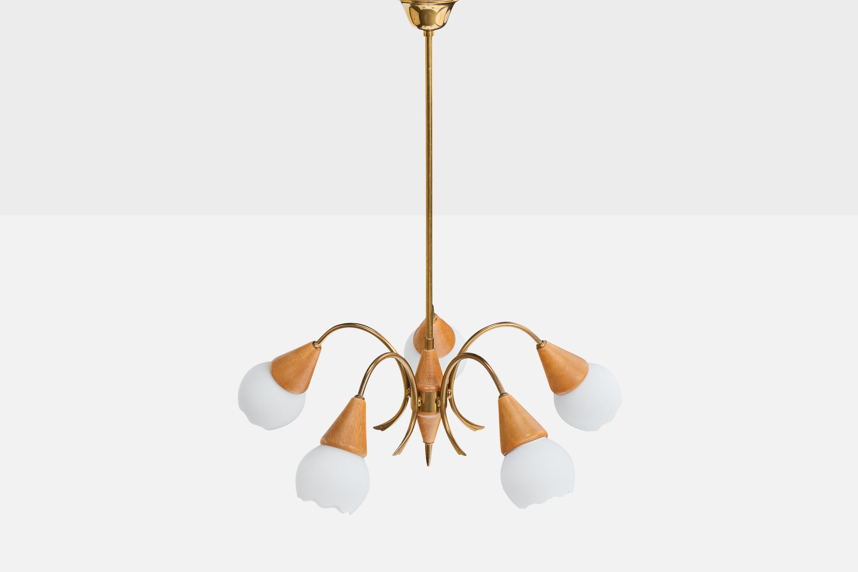 Suédois Lustre de designer suédois, laiton, teck, verre, Suède, années 1950 en vente