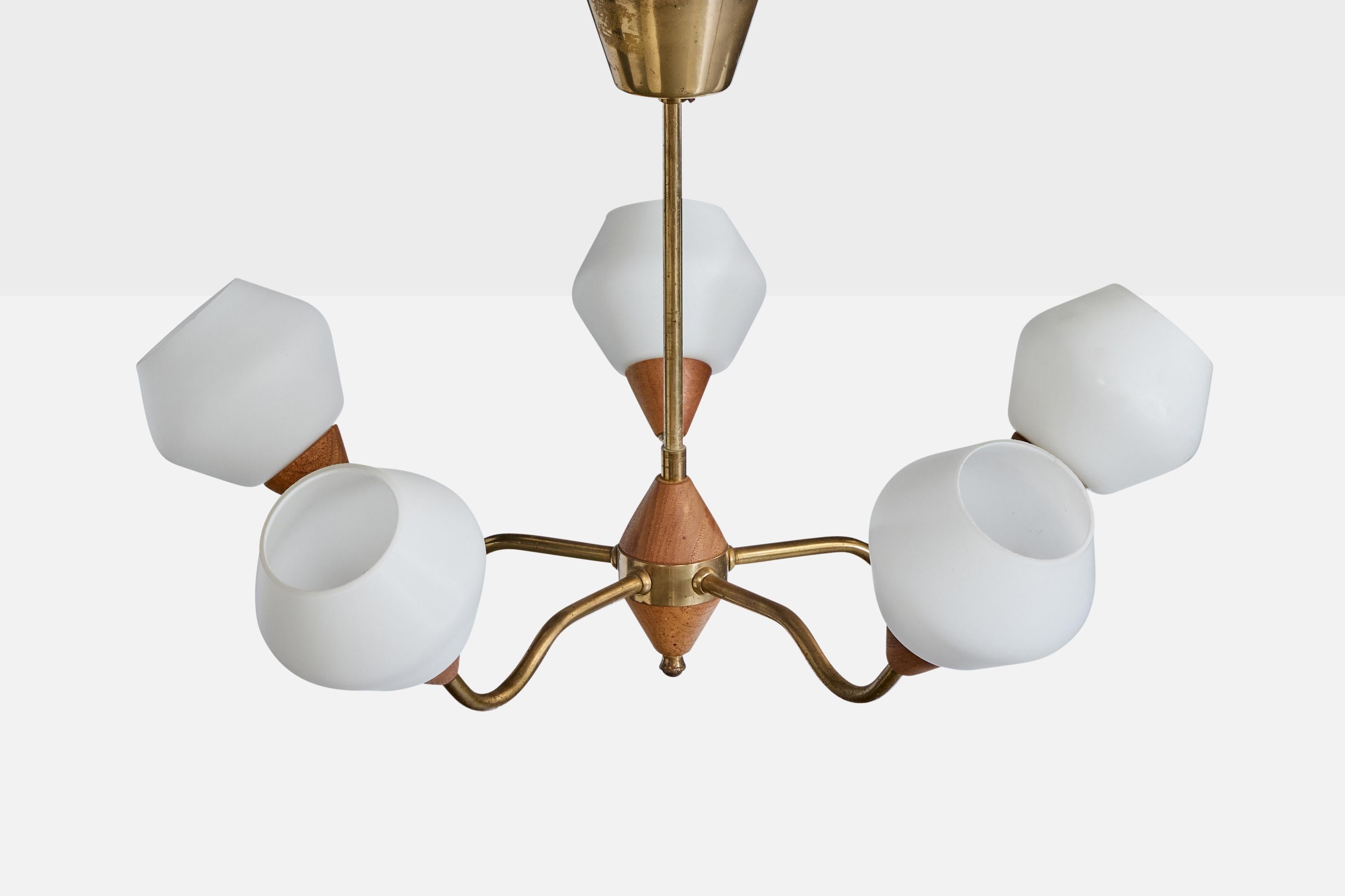 Suédois Lustre de designer suédois, laiton, teck, verre, Suède, années 1950 en vente