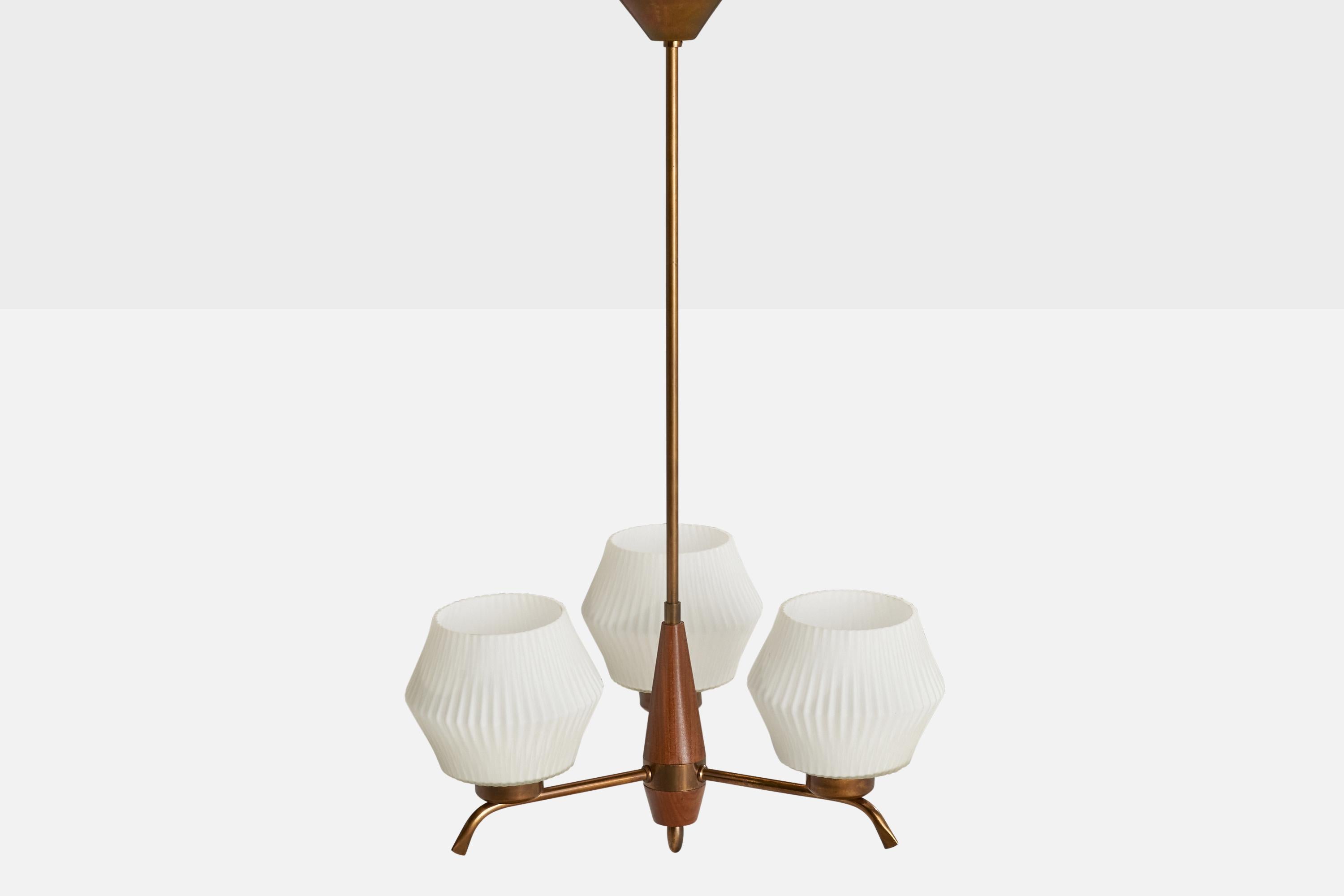Lampadario di design svedese, ottone, teak, vetro, Svezia, anni '50 In condizioni buone in vendita a High Point, NC